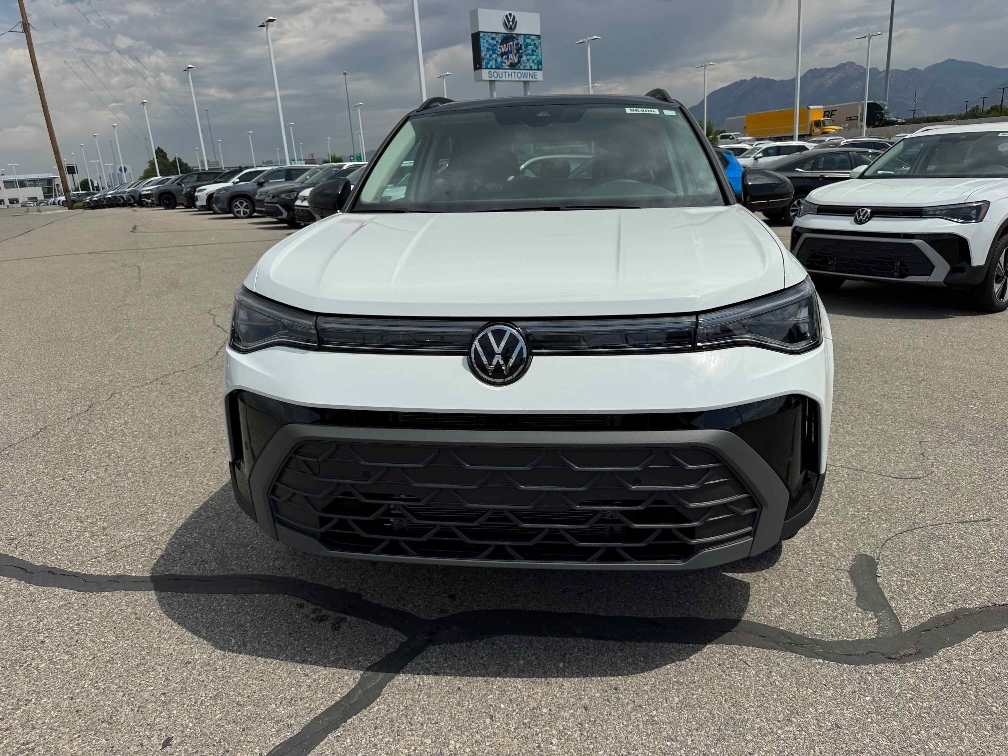 2025 Volkswagen Taos SE Black