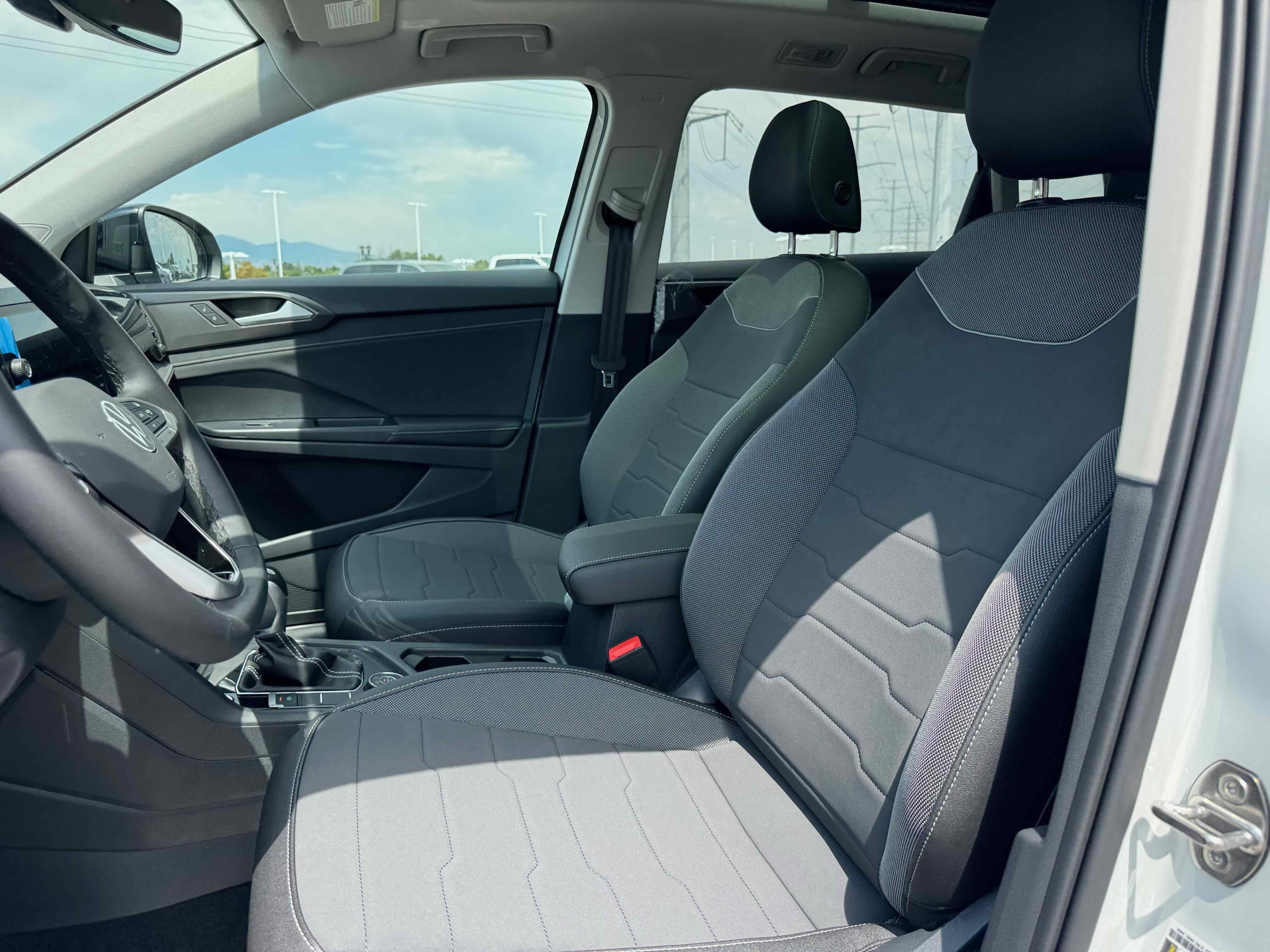 2025 Volkswagen Taos SE Black