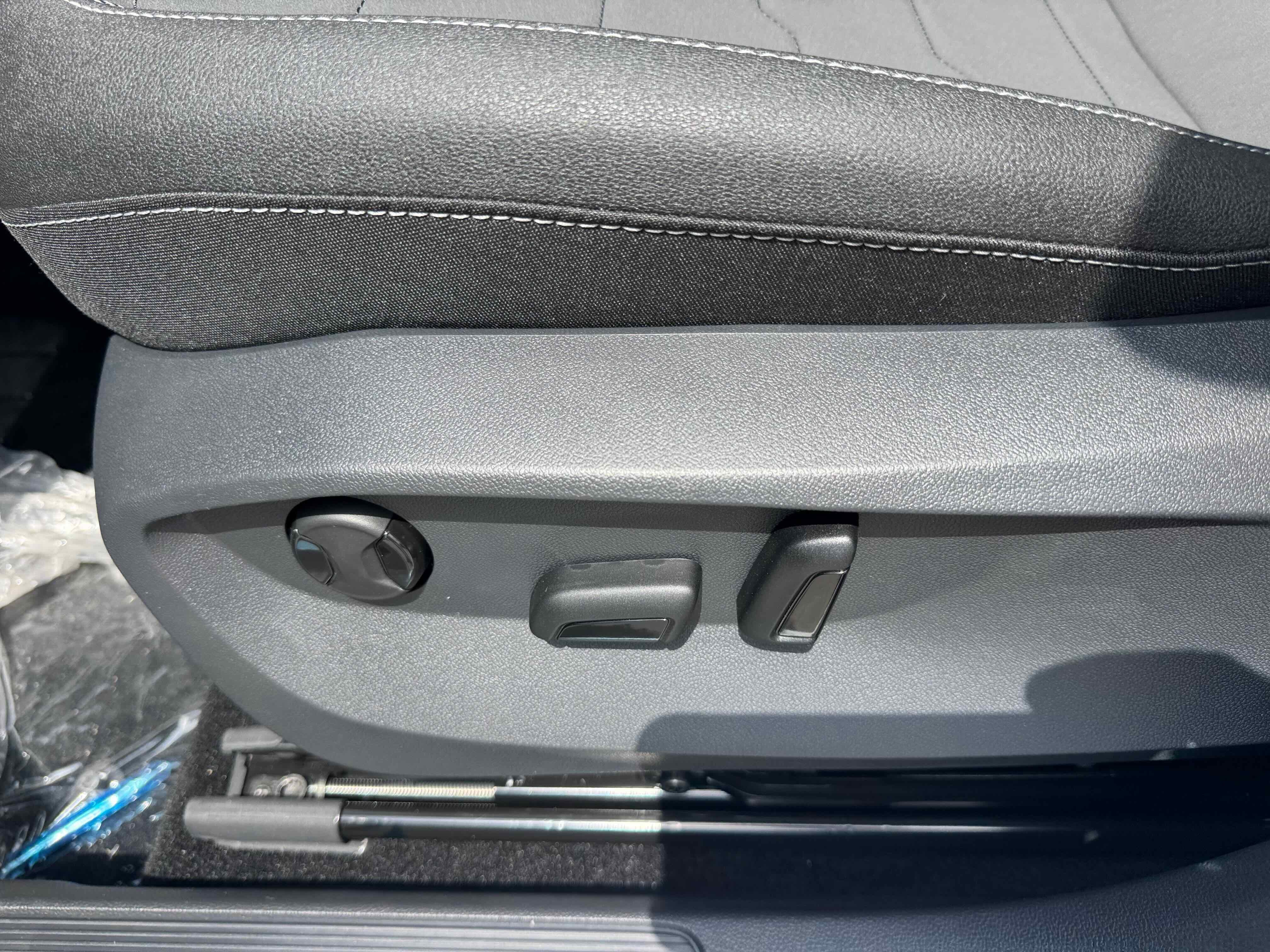 2025 Volkswagen Taos SE Black