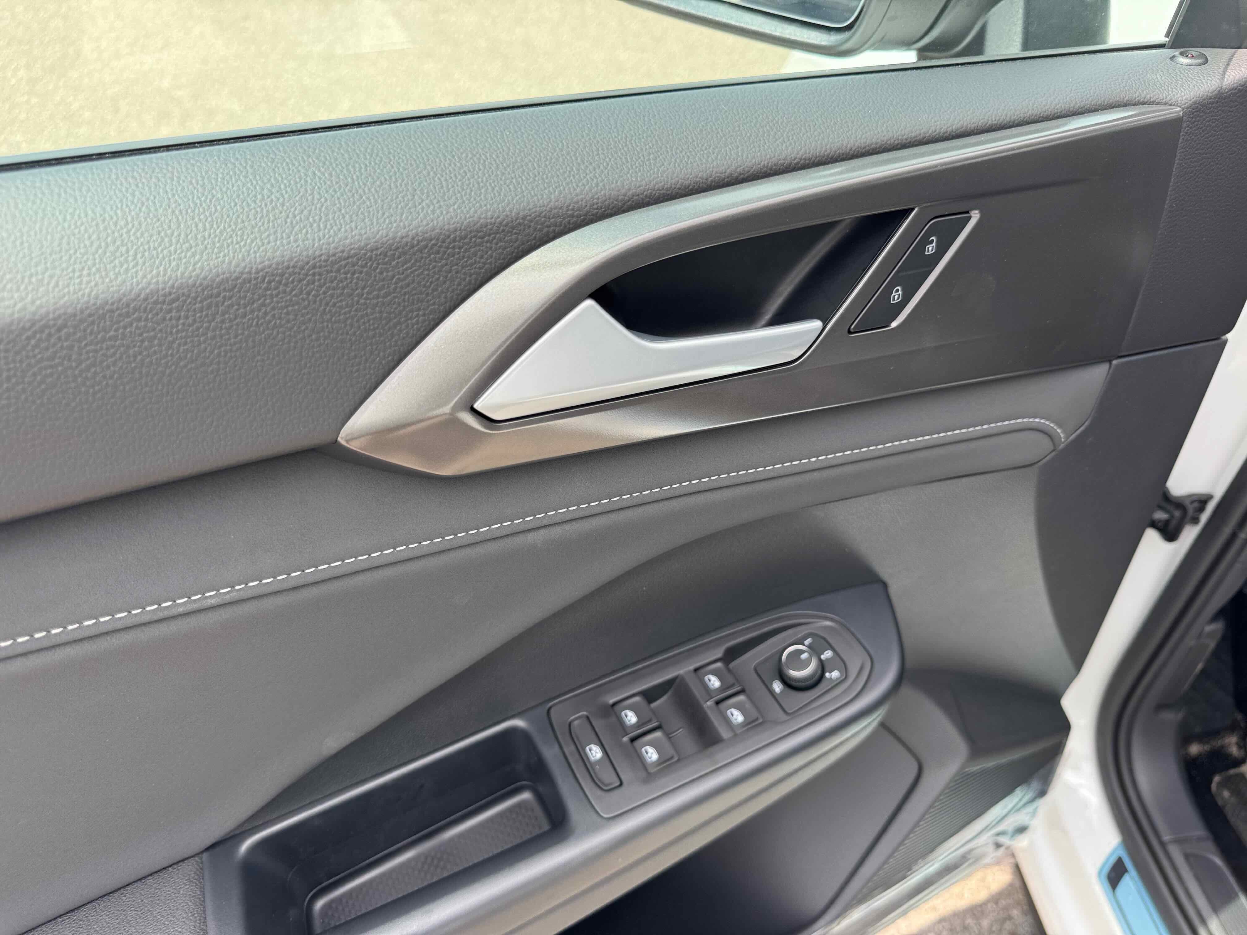 2025 Volkswagen Taos SE Black