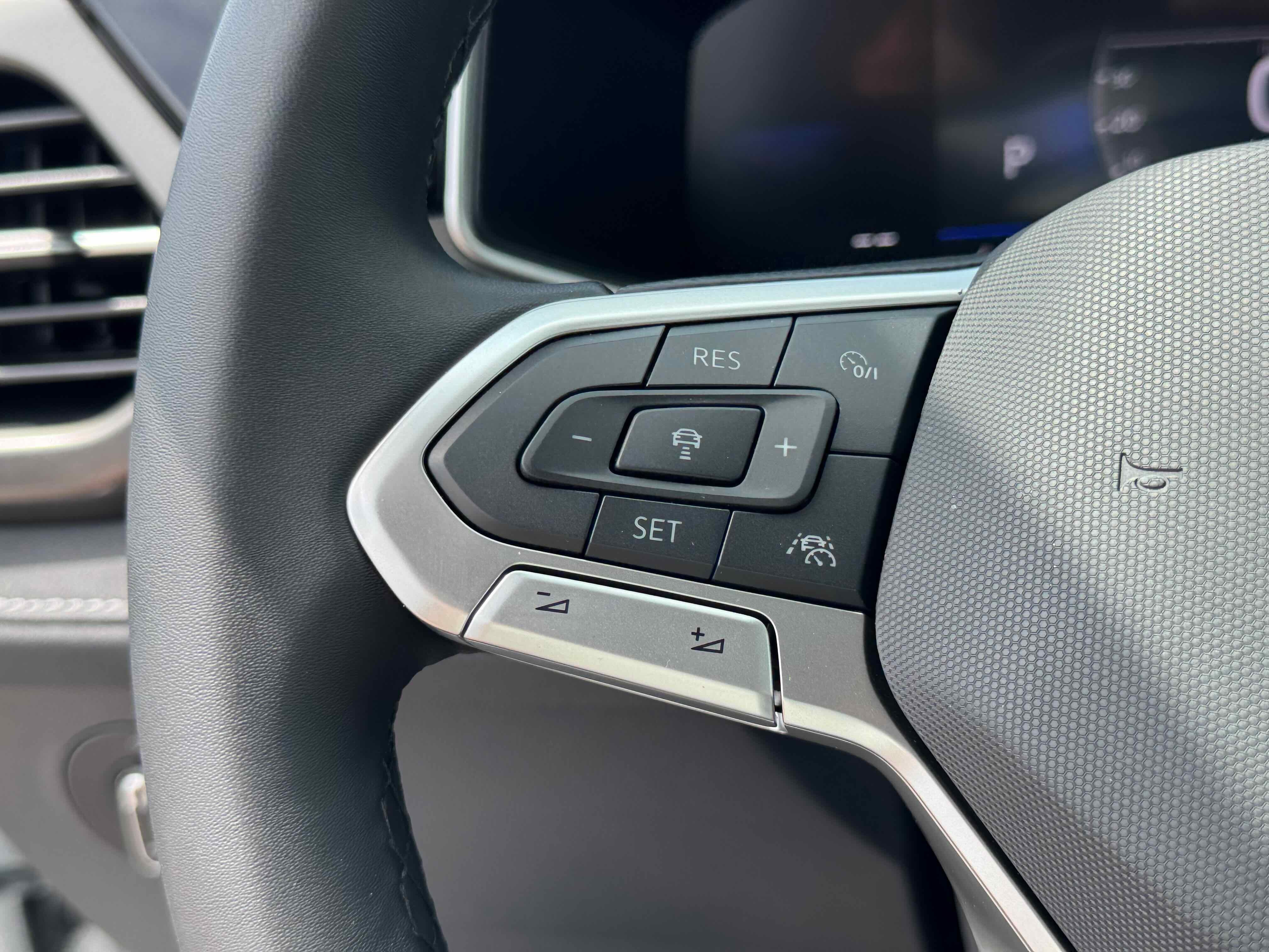 2025 Volkswagen Taos SE Black