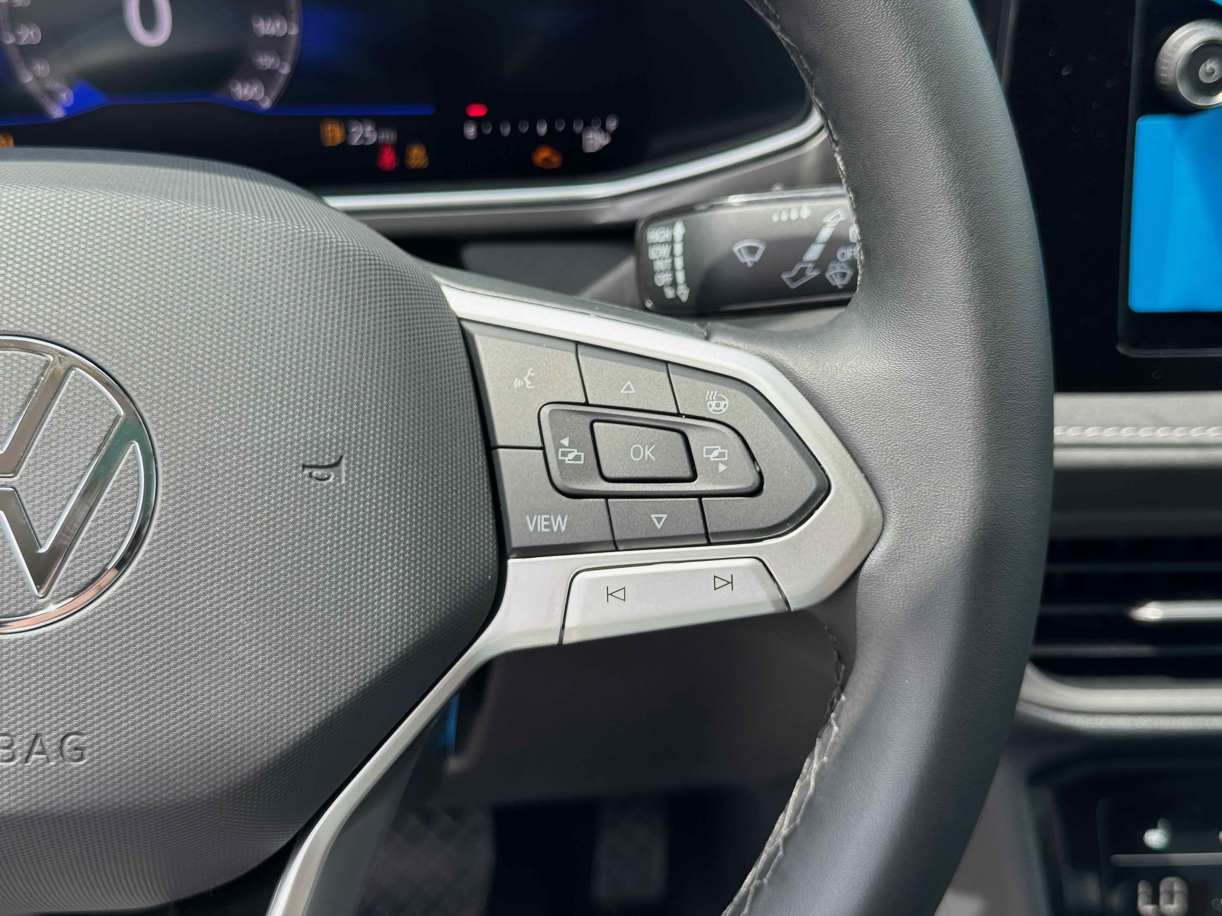 2025 Volkswagen Taos SE Black