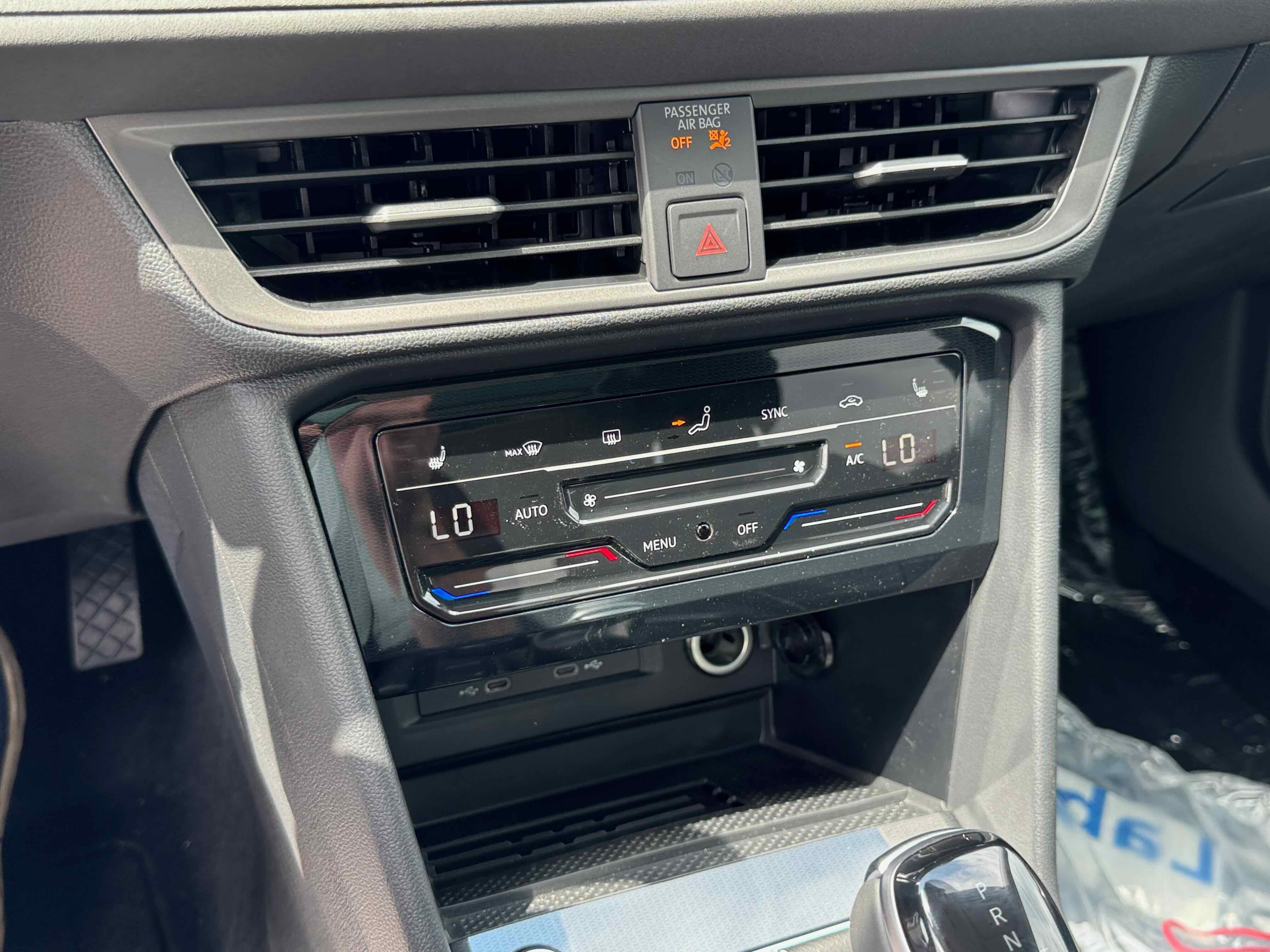 2025 Volkswagen Taos SE Black