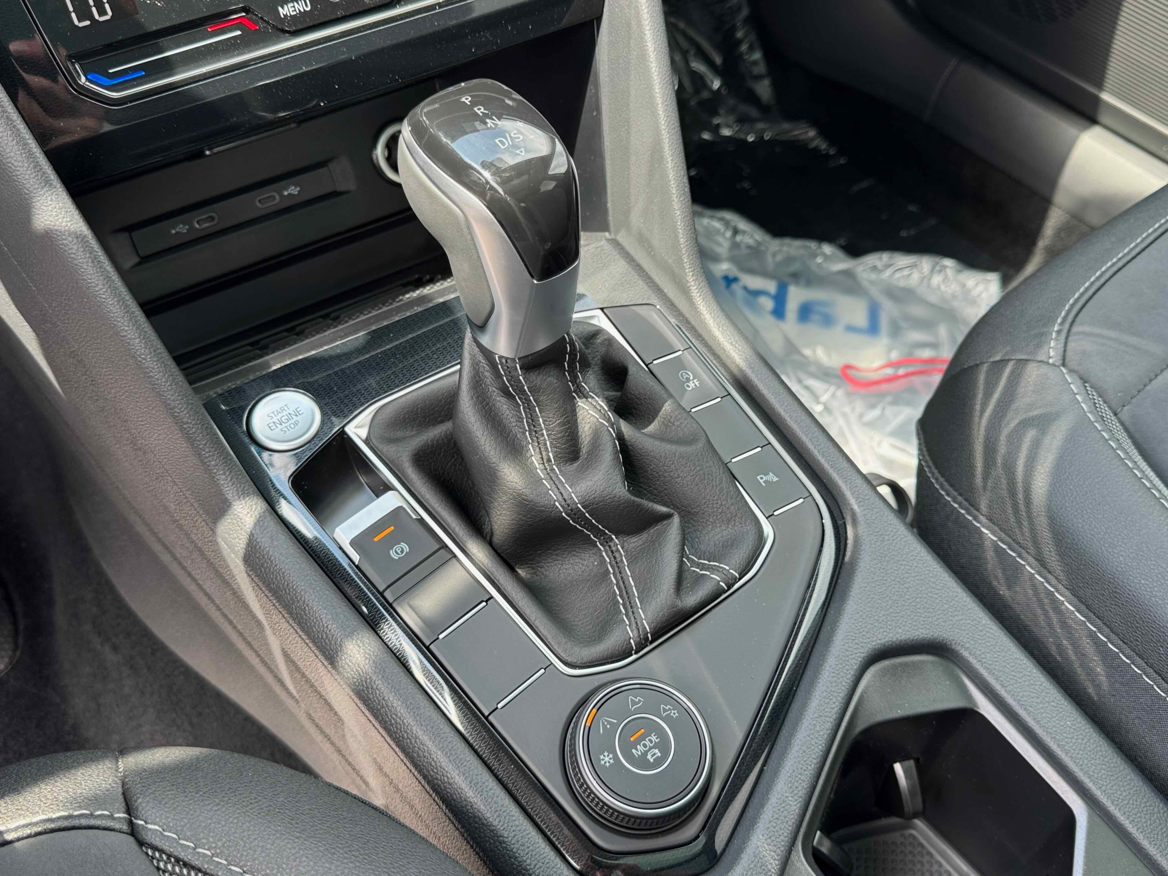 2025 Volkswagen Taos SE Black