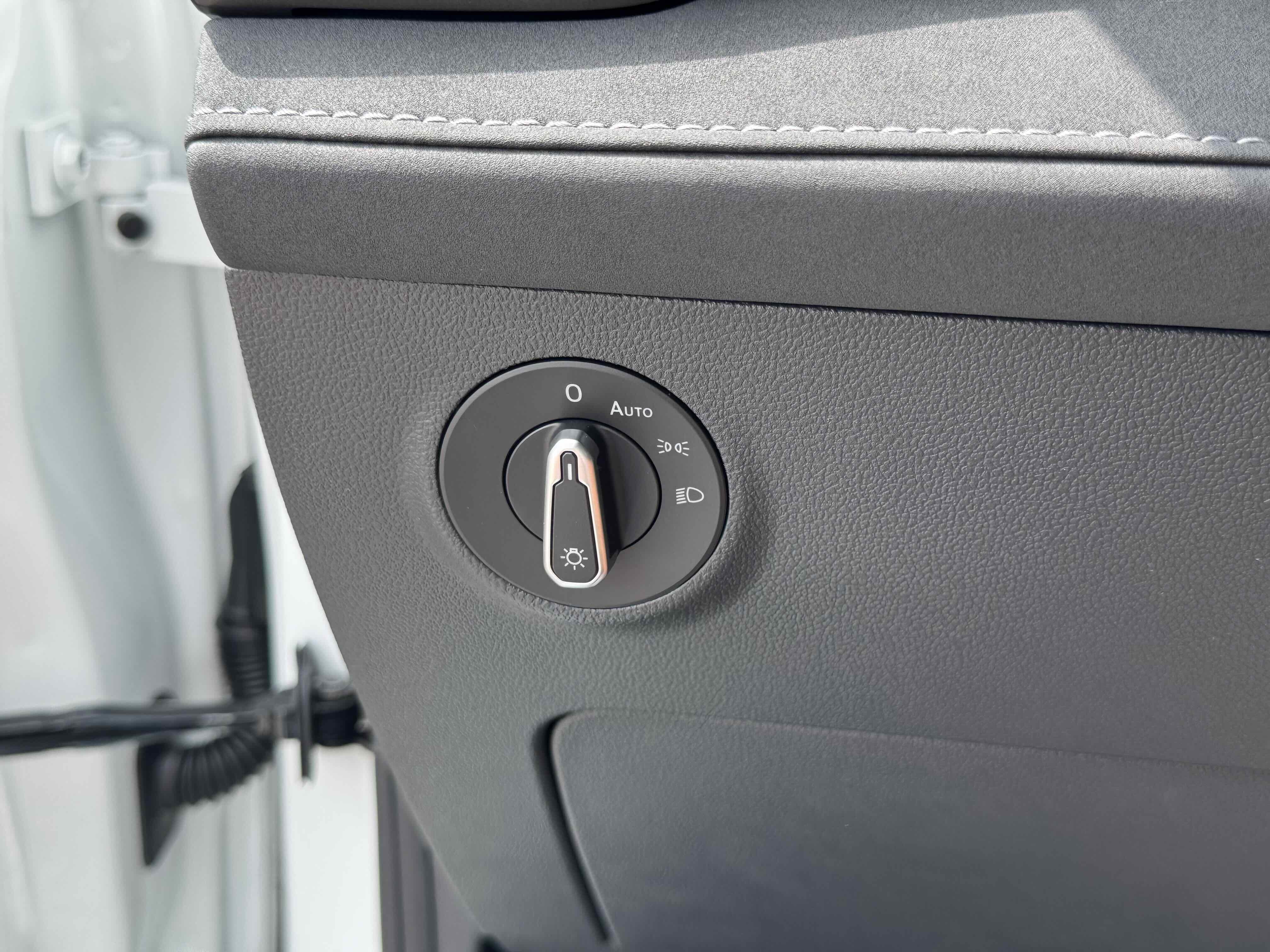 2025 Volkswagen Taos SE Black