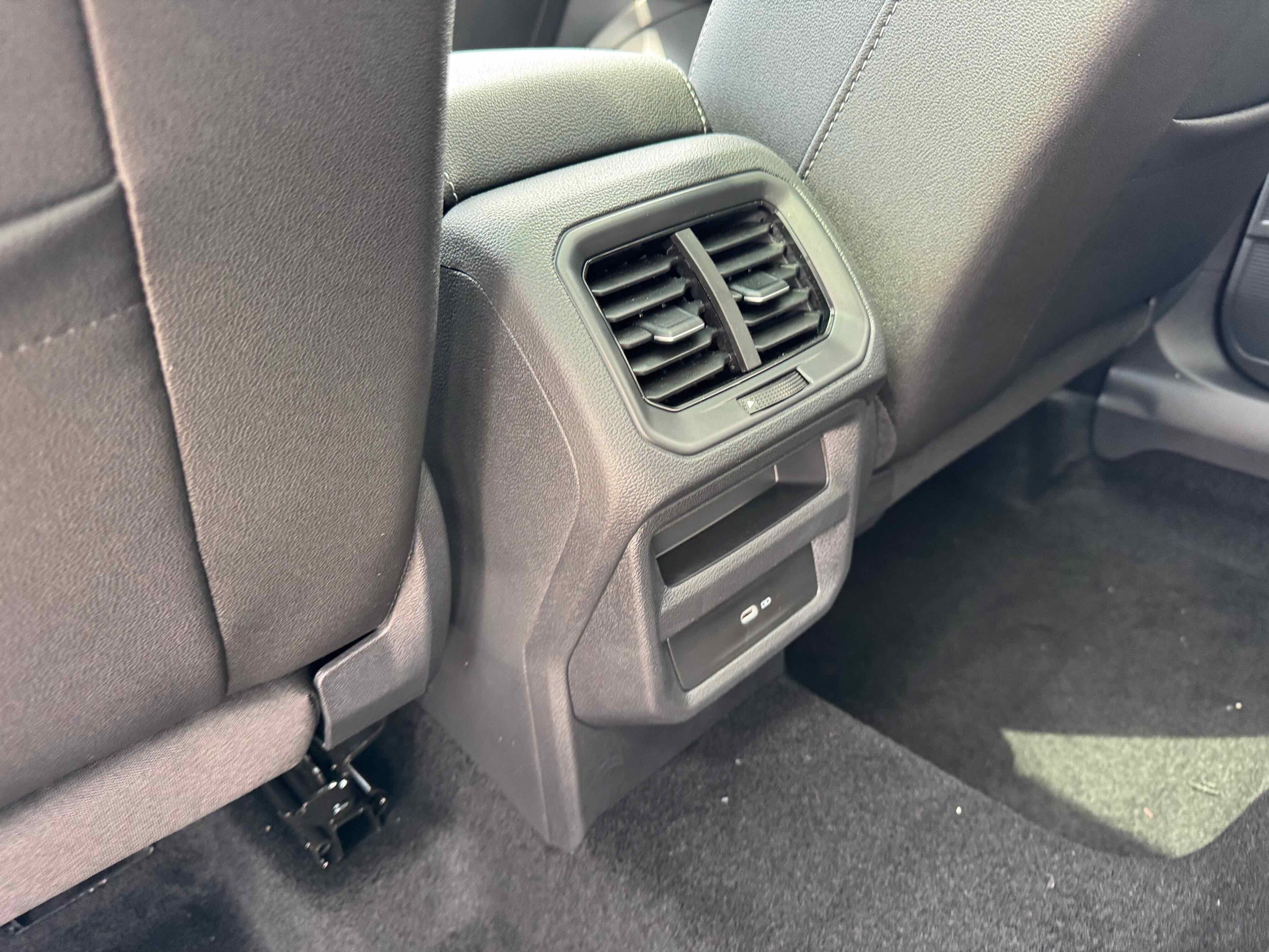 2025 Volkswagen Taos SE Black