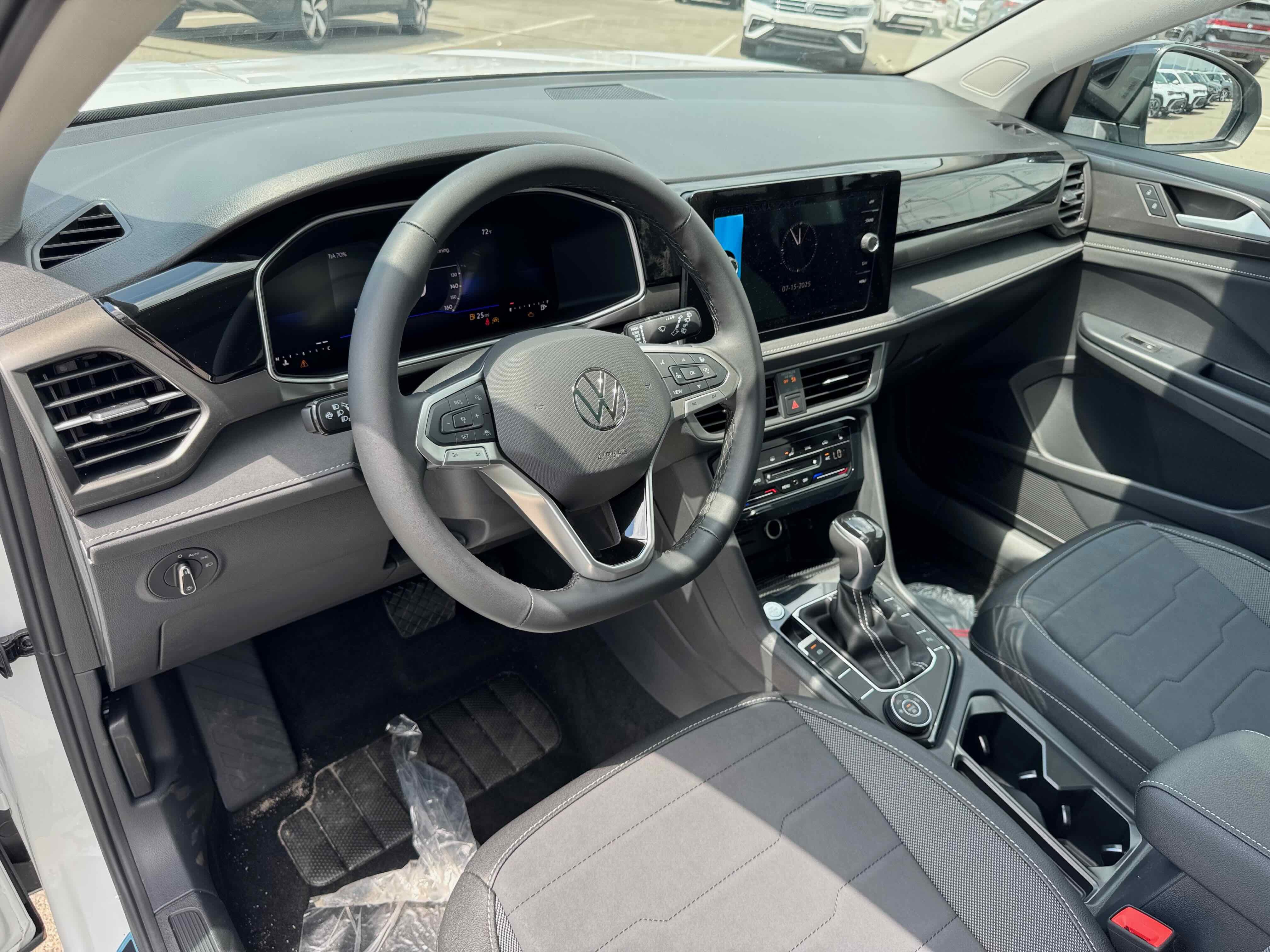 2025 Volkswagen Taos SE Black