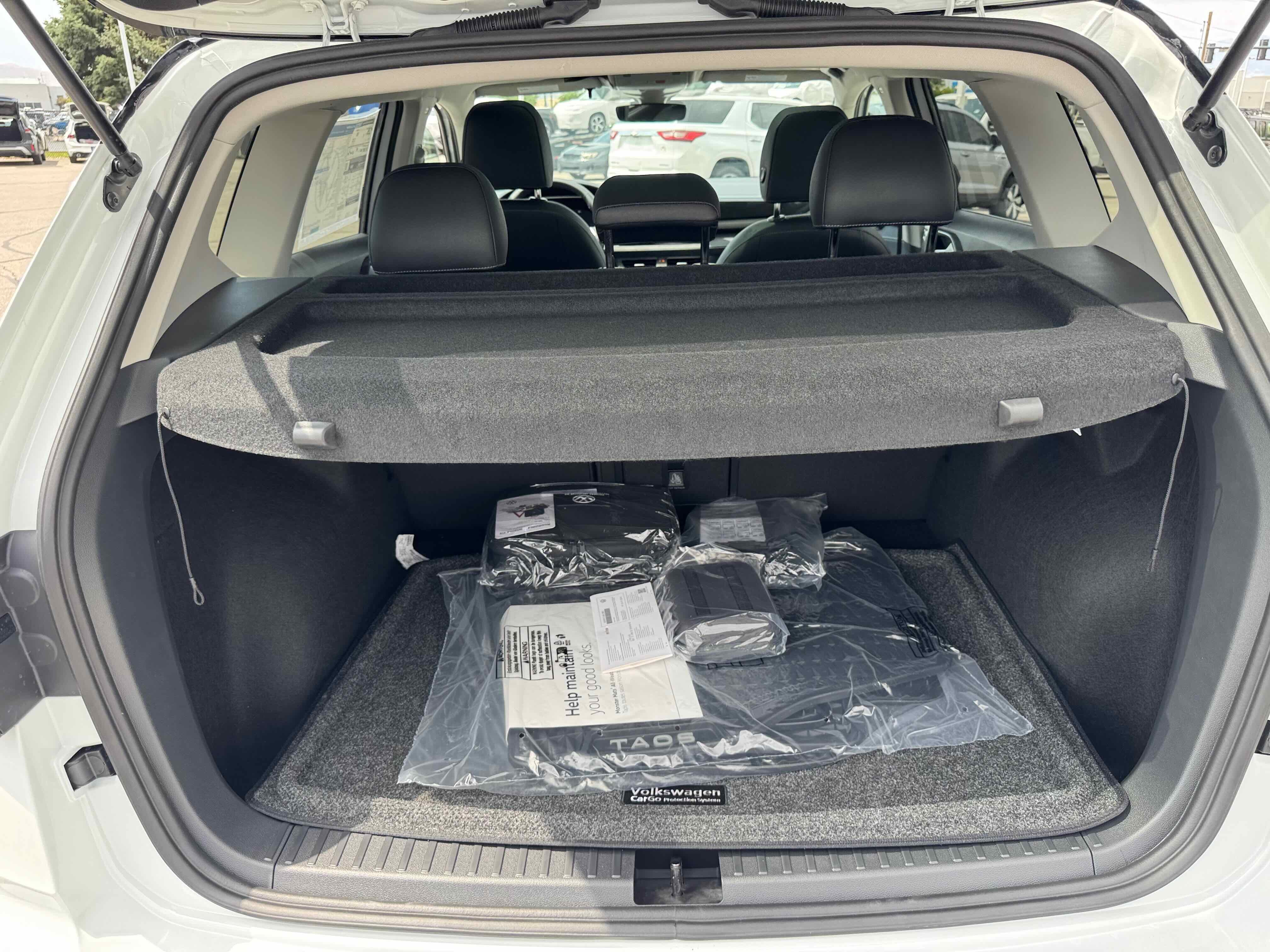 2025 Volkswagen Taos SE Black