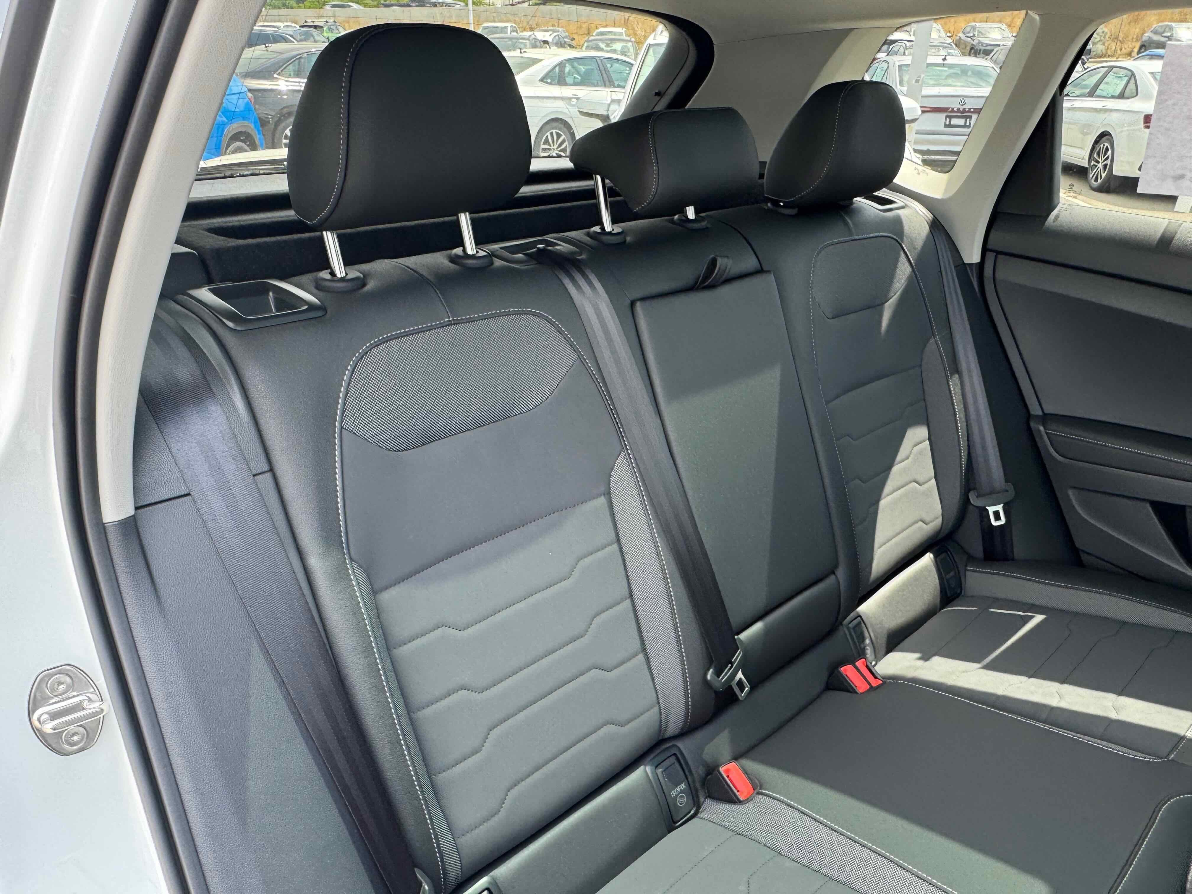 2025 Volkswagen Taos SE Black