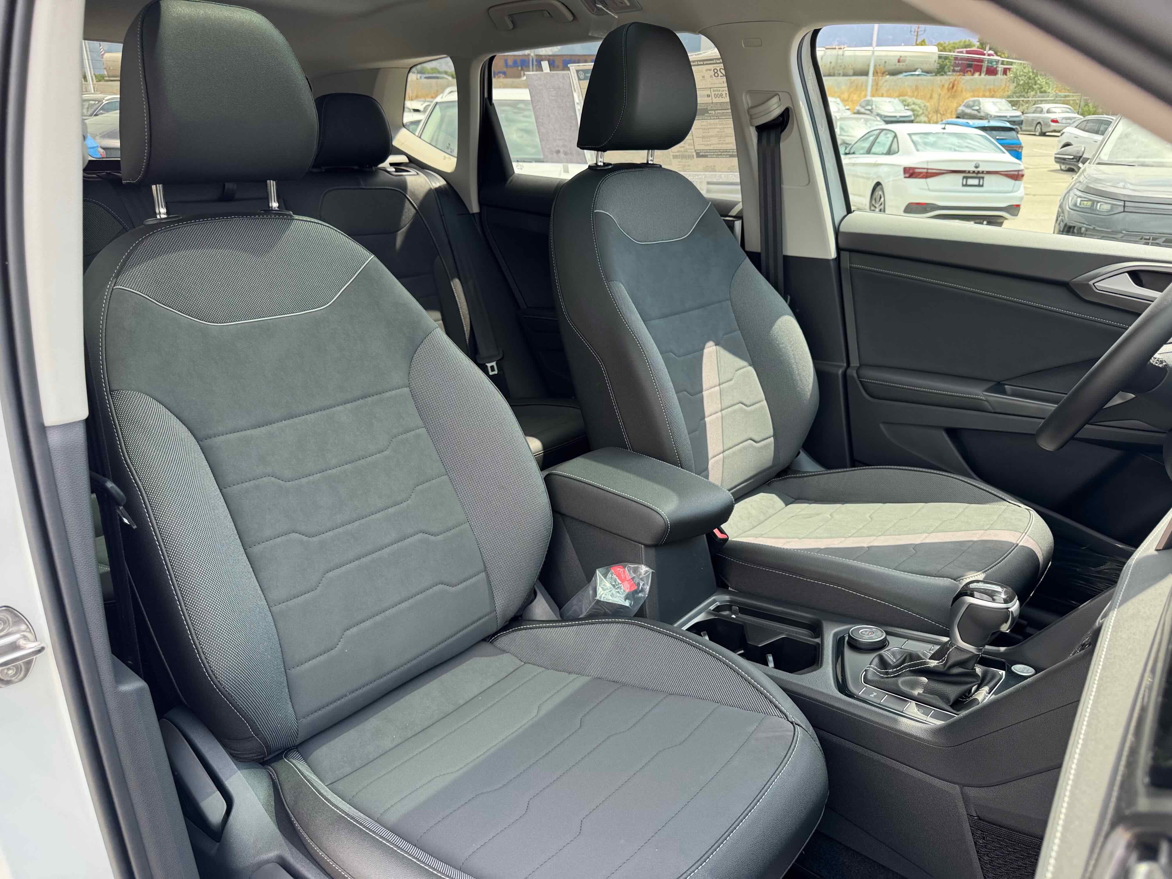 2025 Volkswagen Taos SE Black