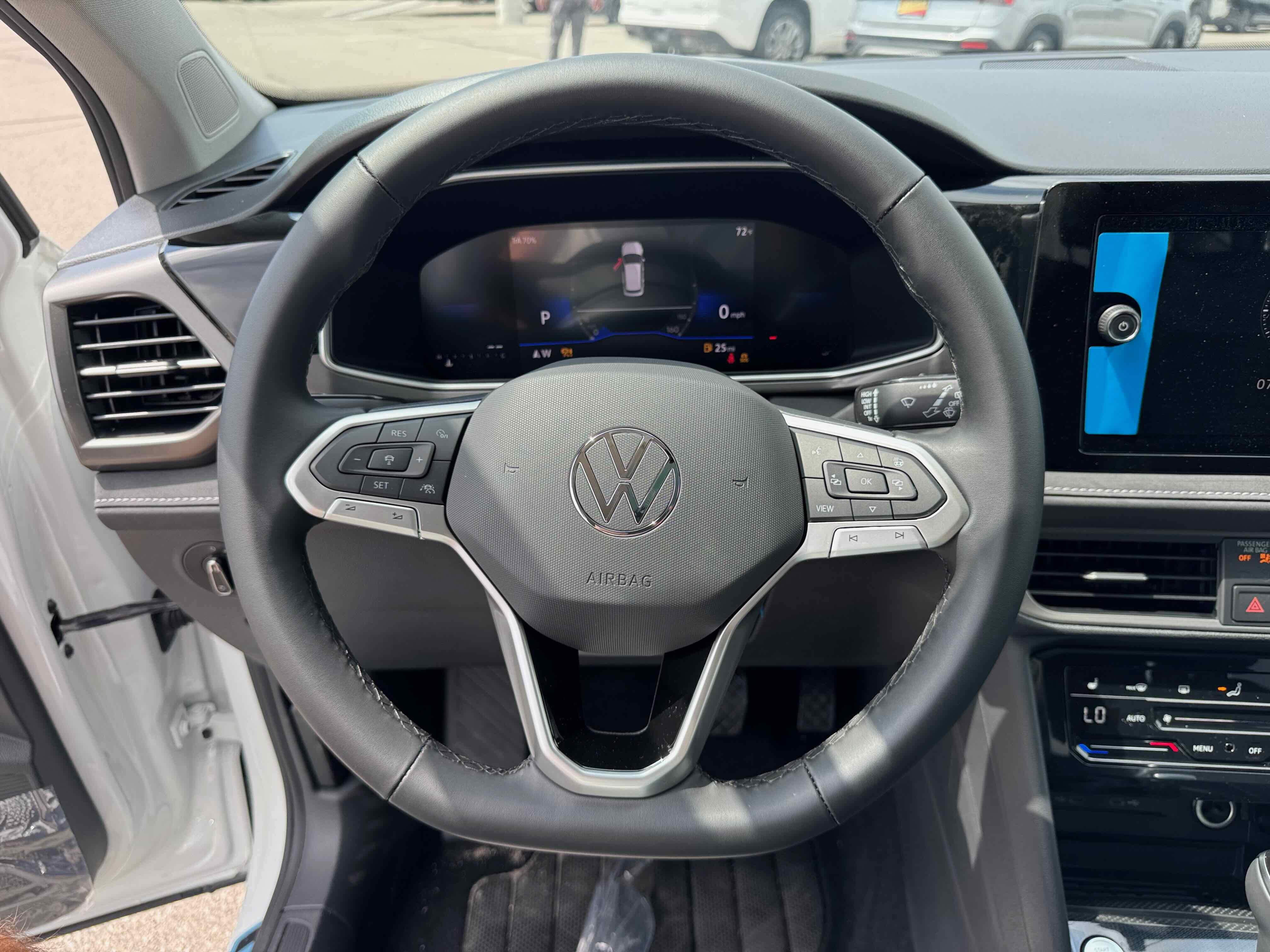 2025 Volkswagen Taos SE Black
