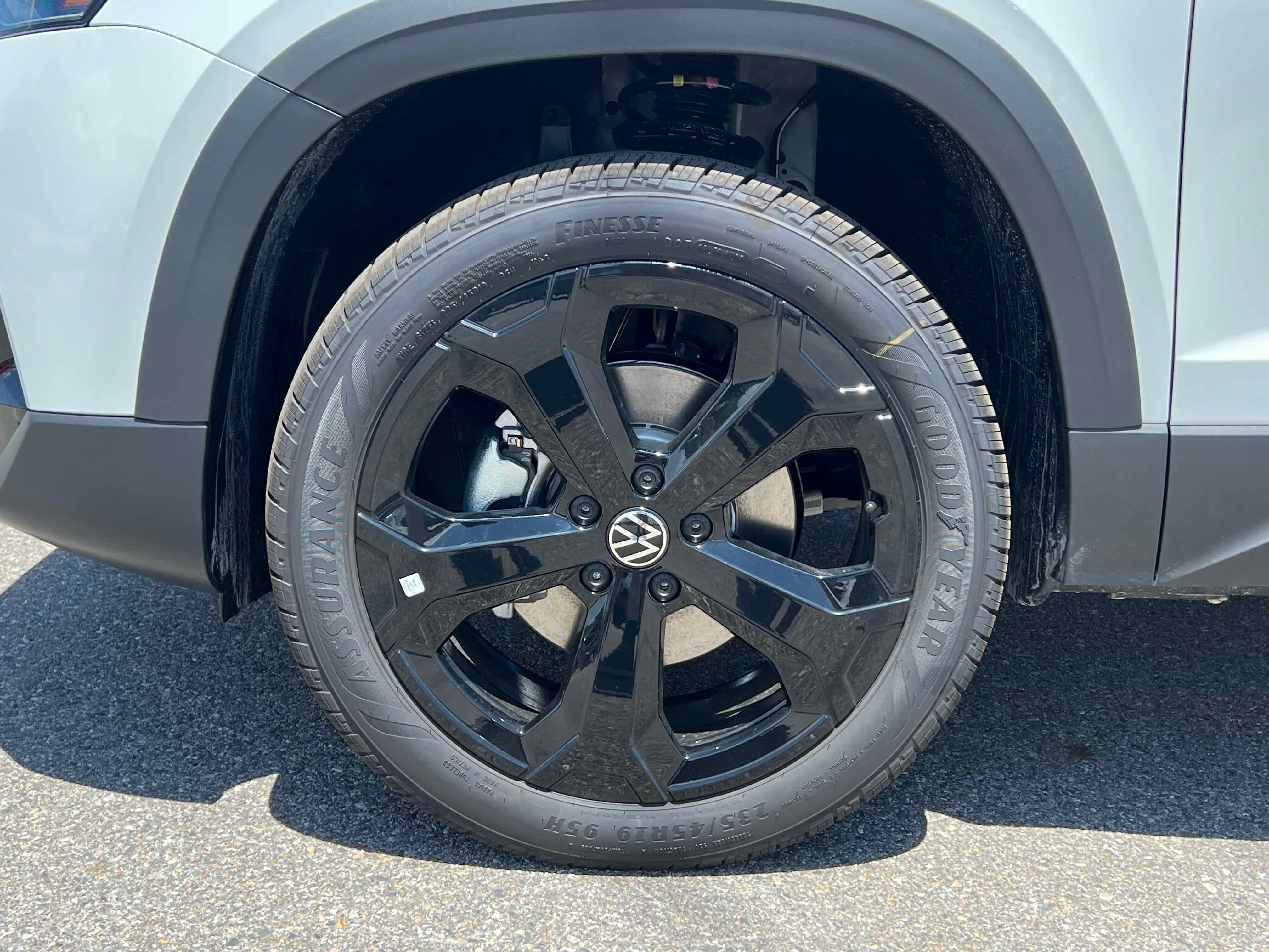 2025 Volkswagen Taos SE Black