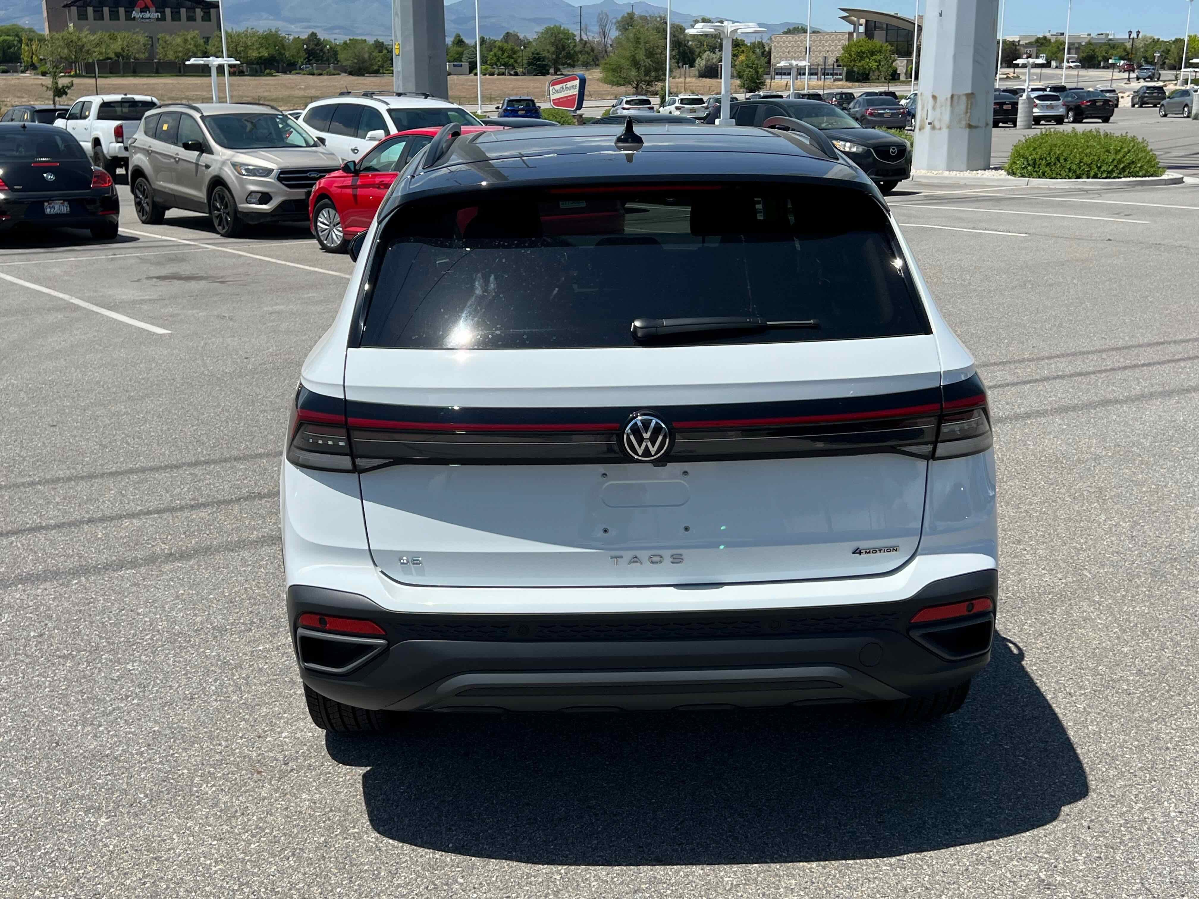 2025 Volkswagen Taos SE Black