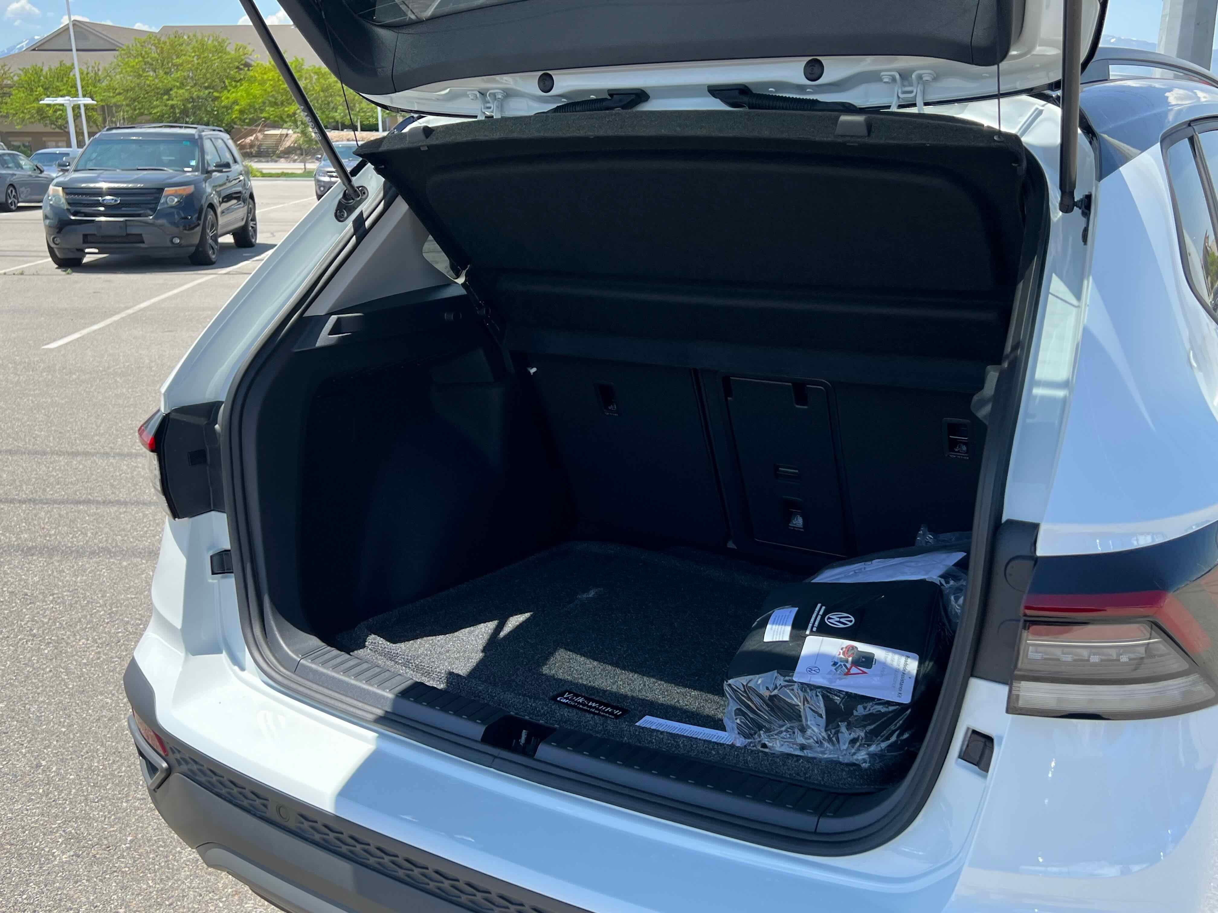 2025 Volkswagen Taos SE Black