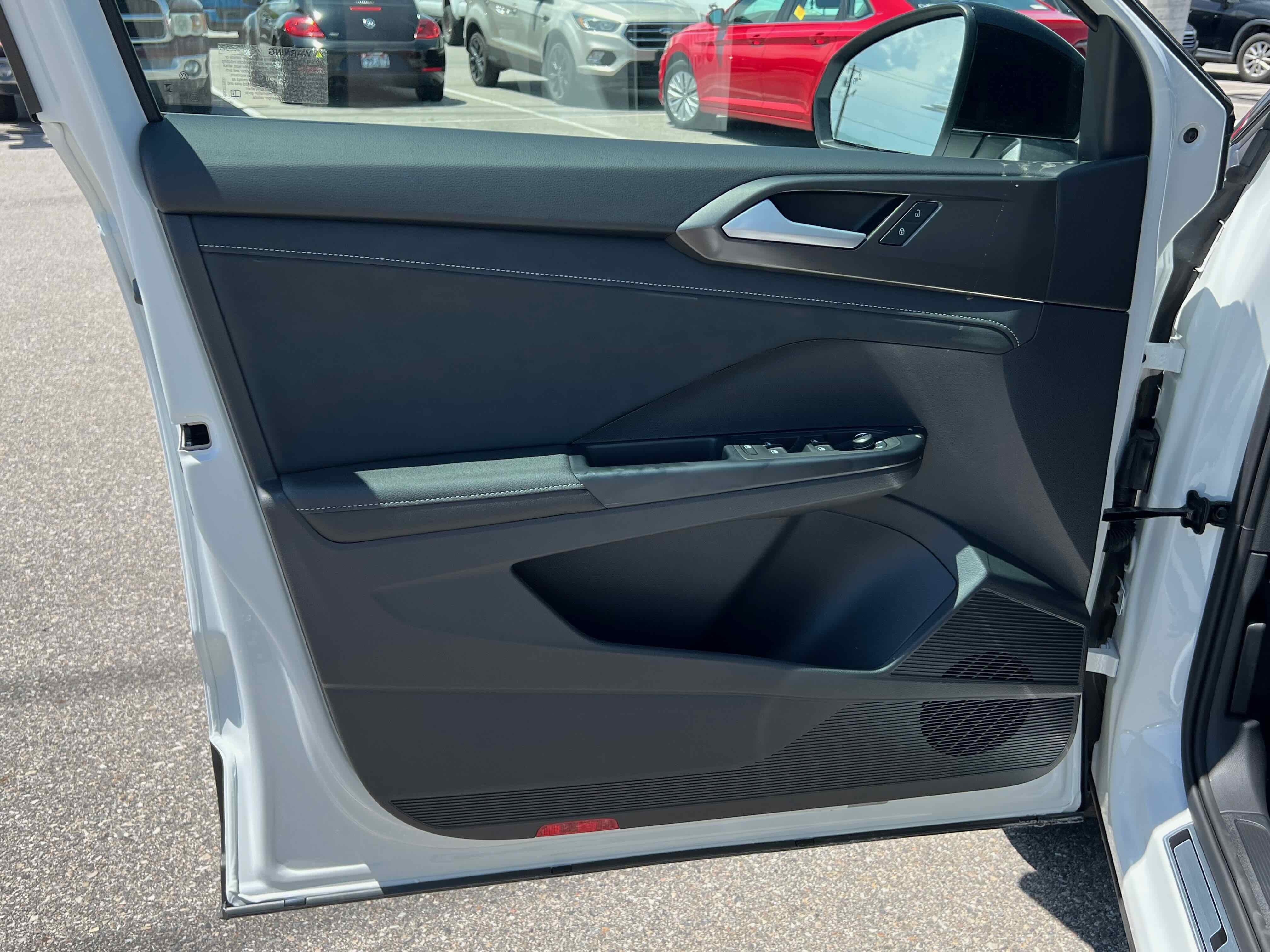 2025 Volkswagen Taos SE Black