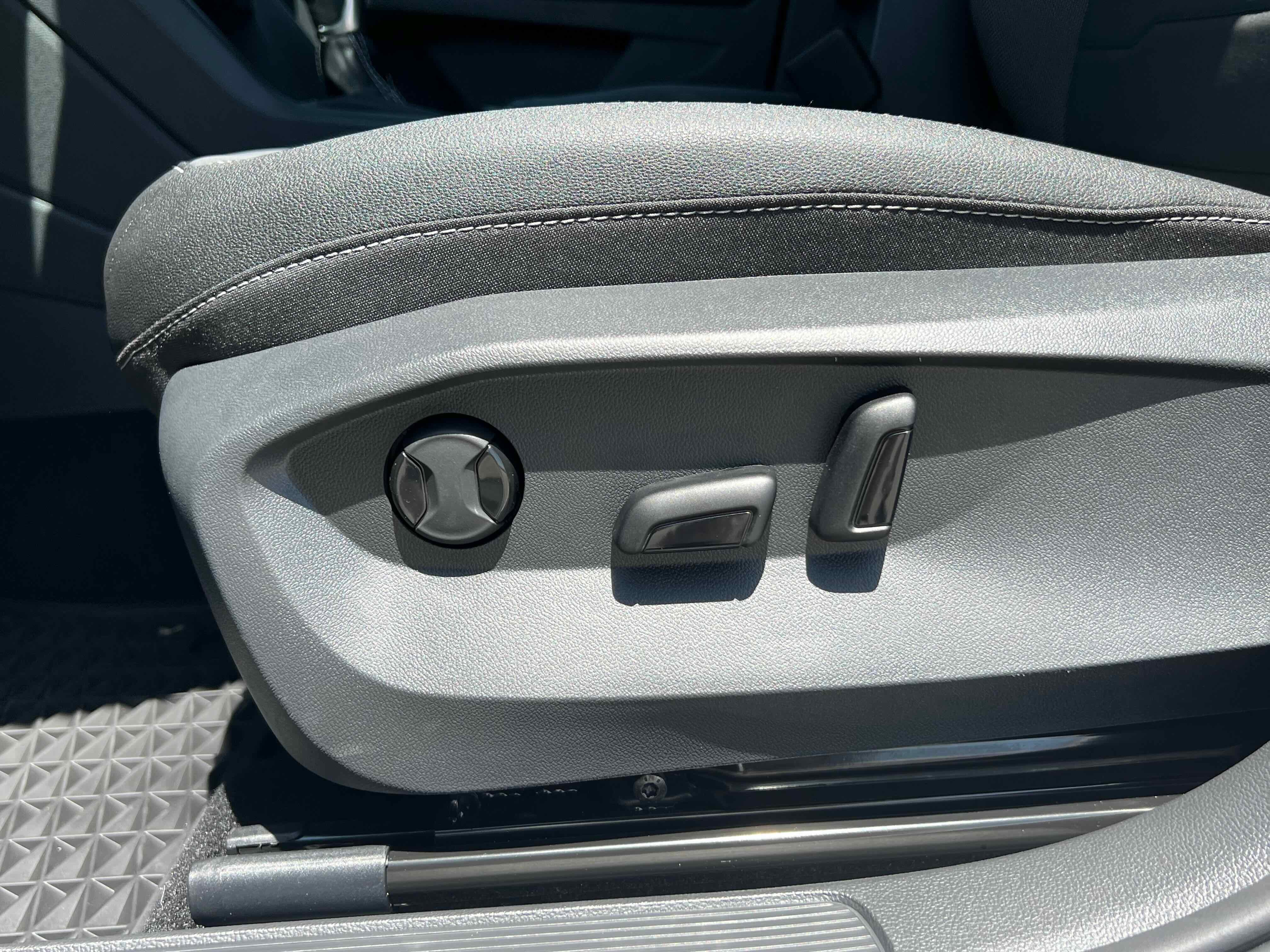 2025 Volkswagen Taos SE Black