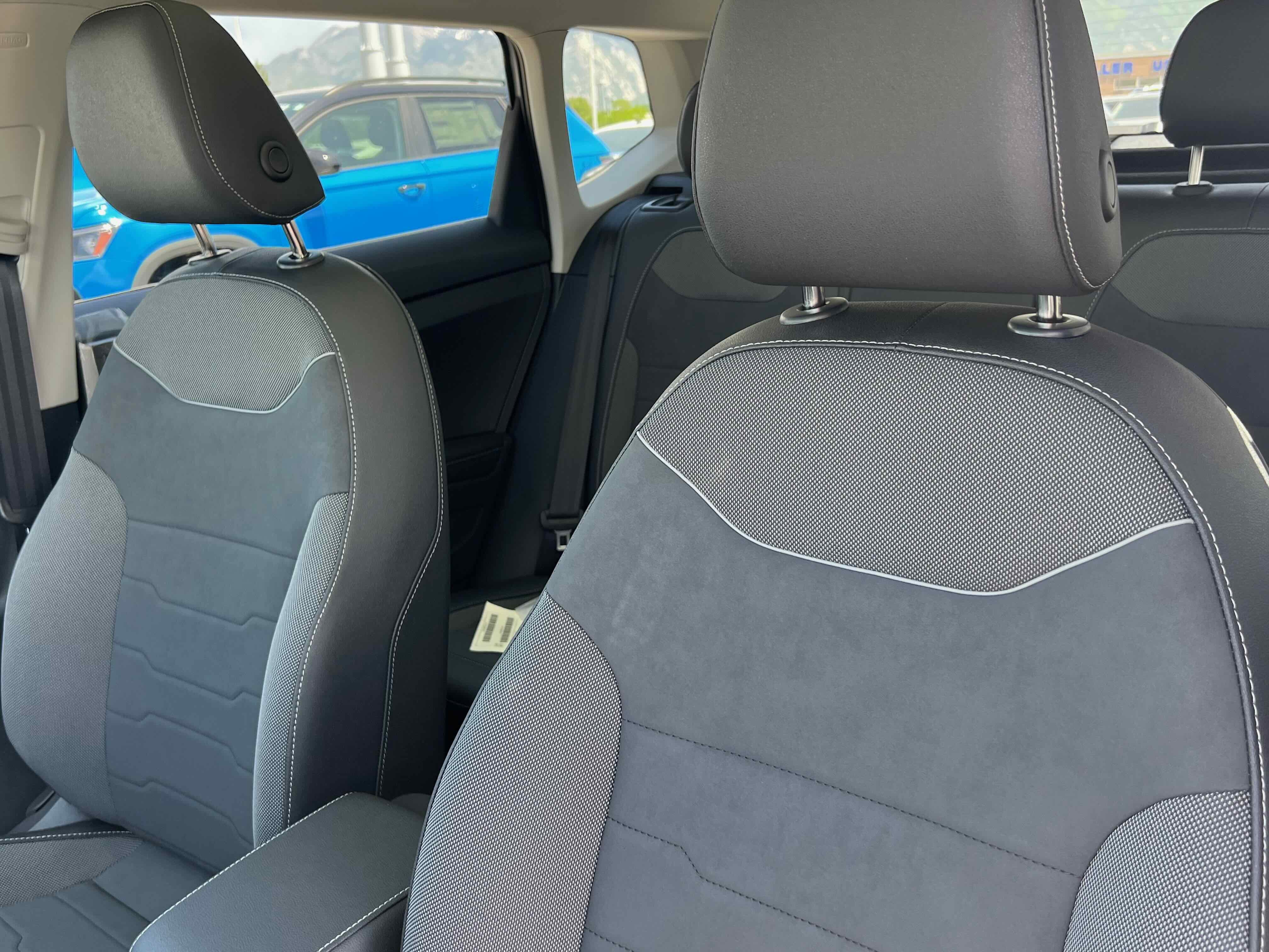 2025 Volkswagen Taos SE Black