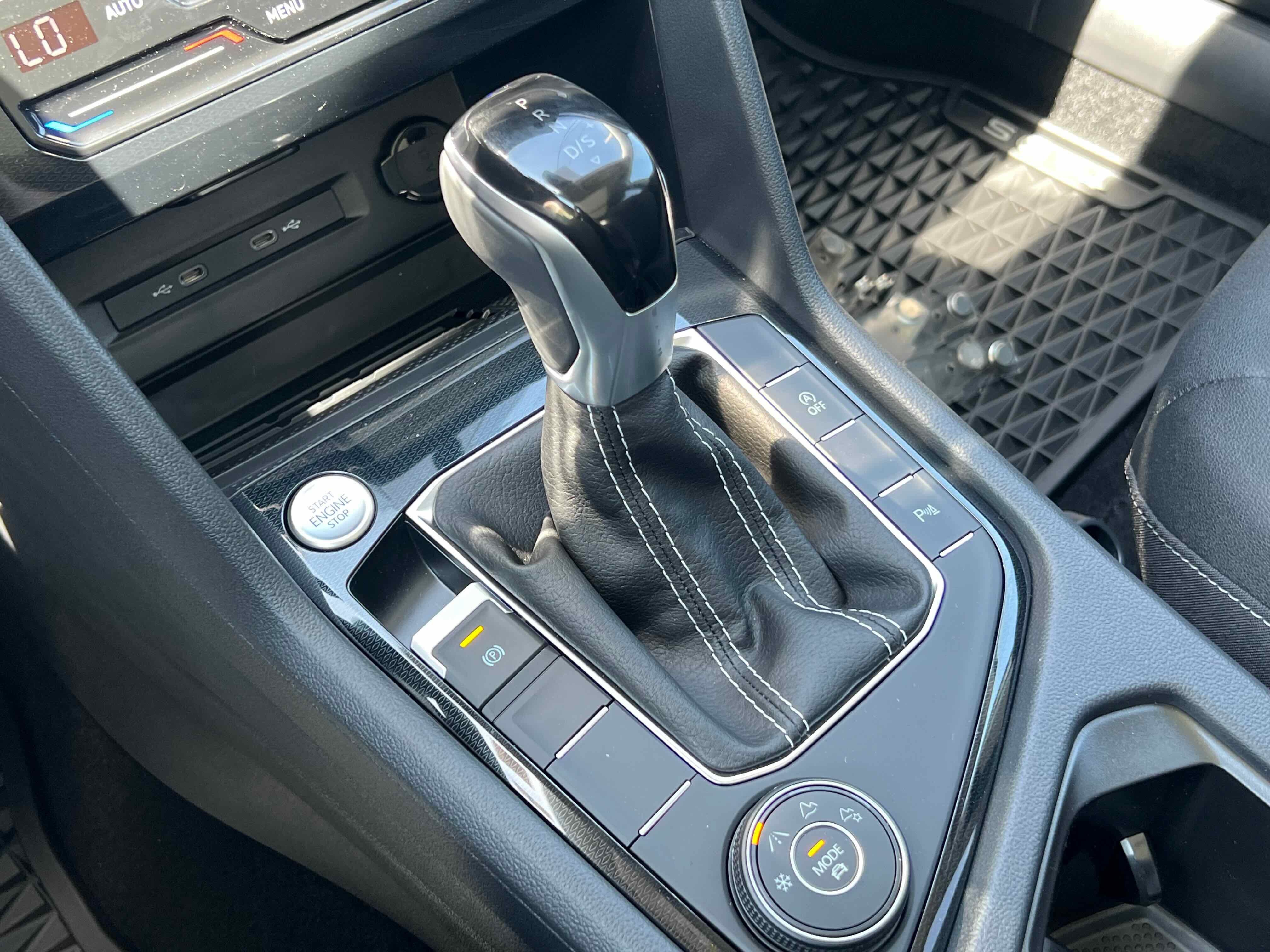 2025 Volkswagen Taos SE Black