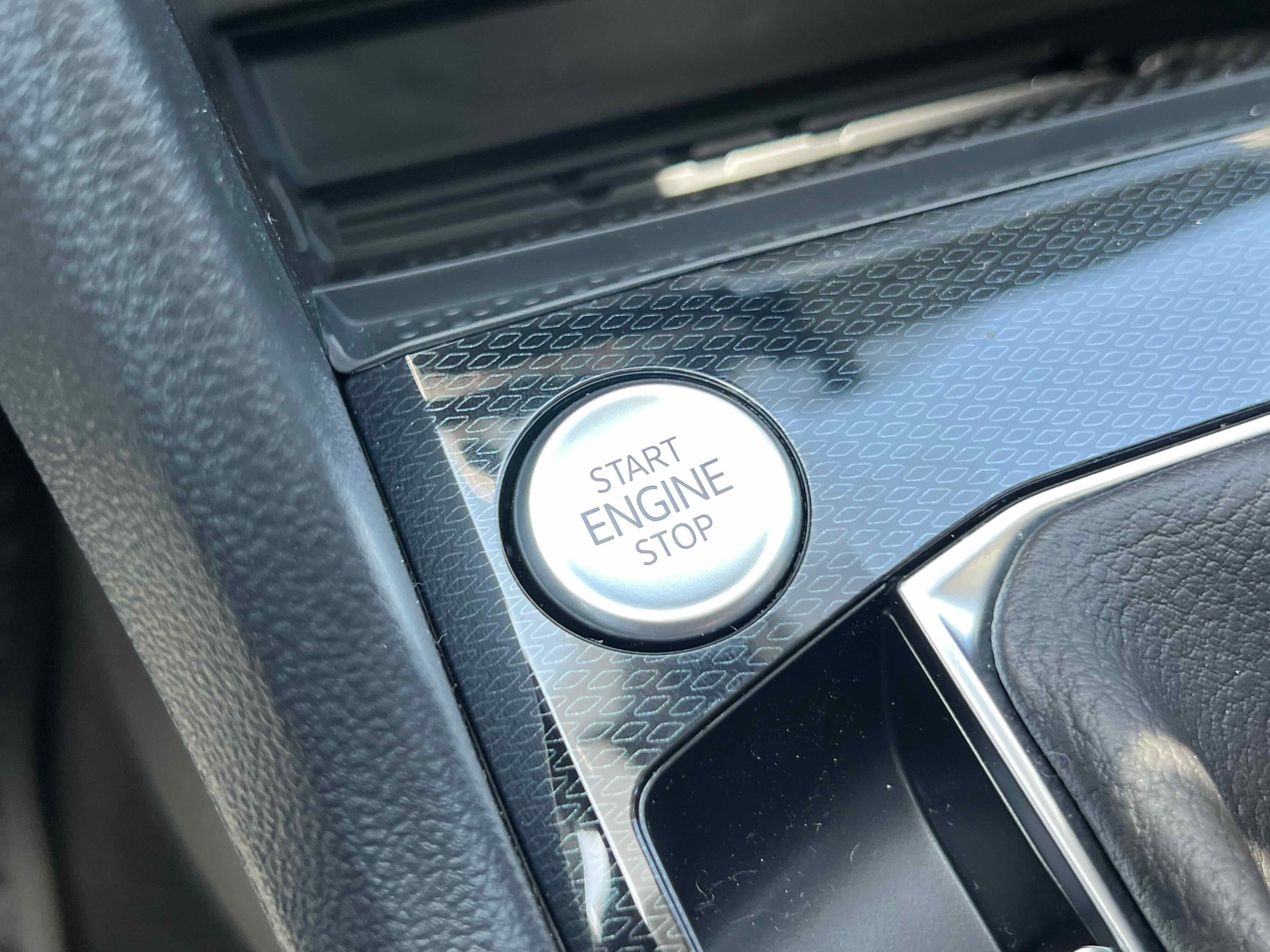 2025 Volkswagen Taos SE Black