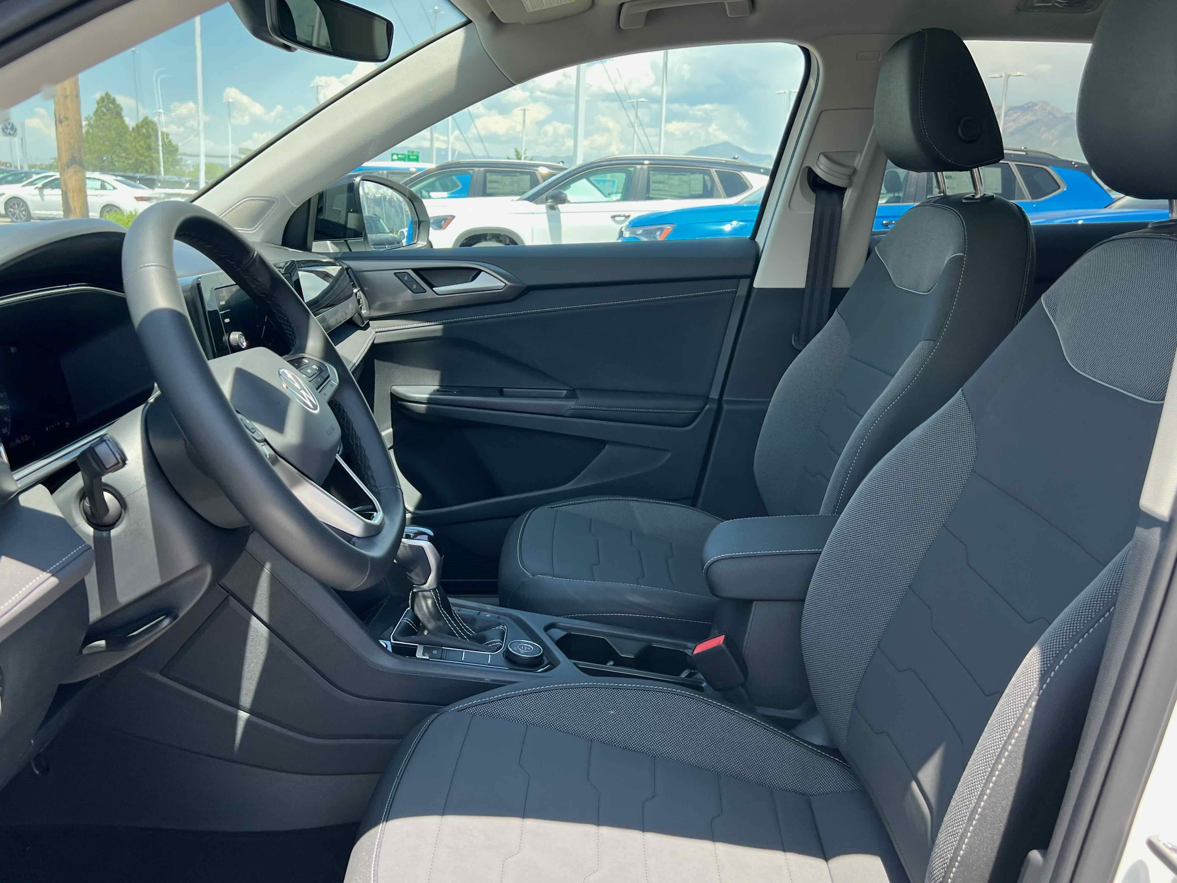 2025 Volkswagen Taos SE Black