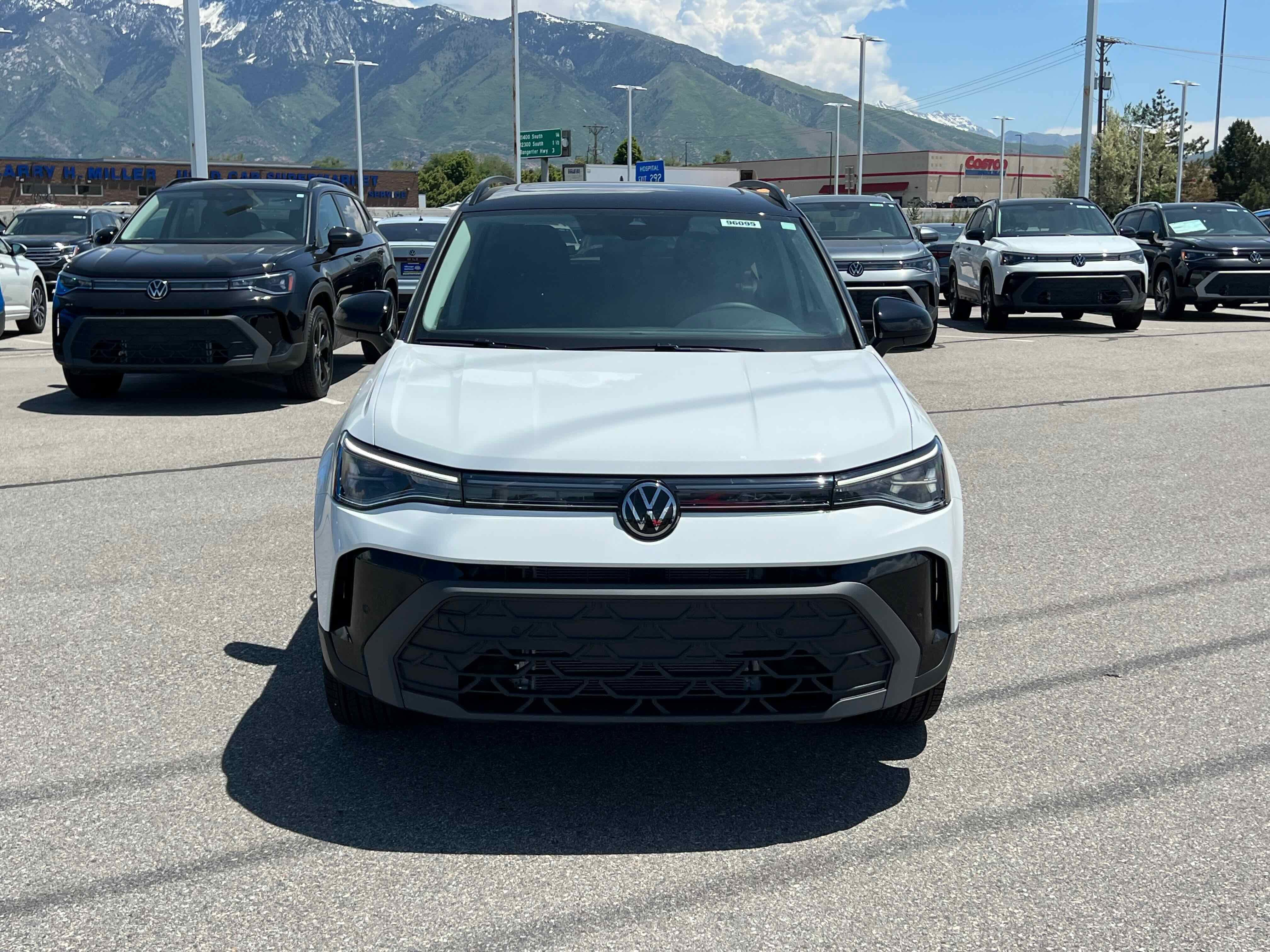 2025 Volkswagen Taos SE Black