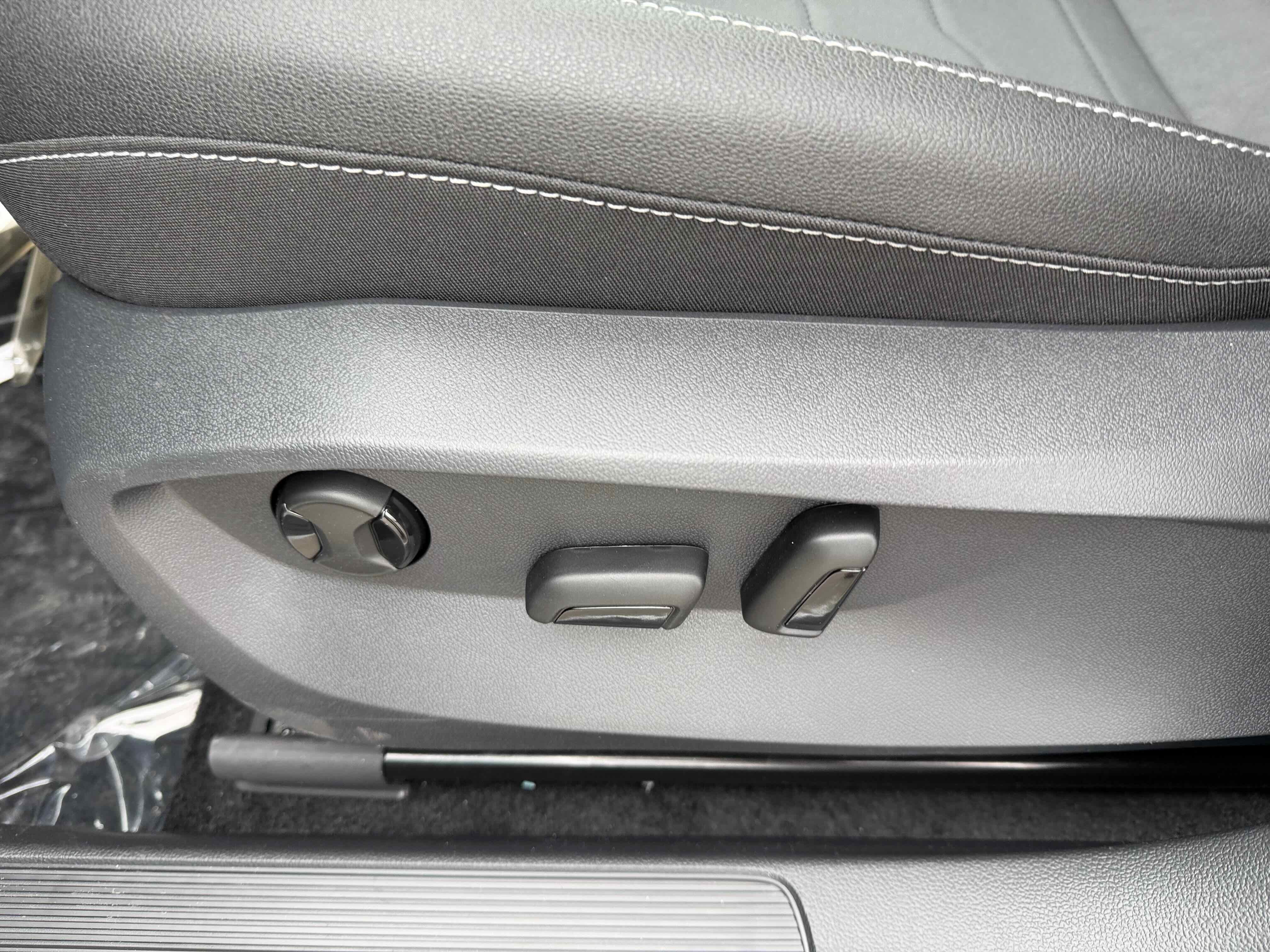 2026 Volkswagen Taos SE Black