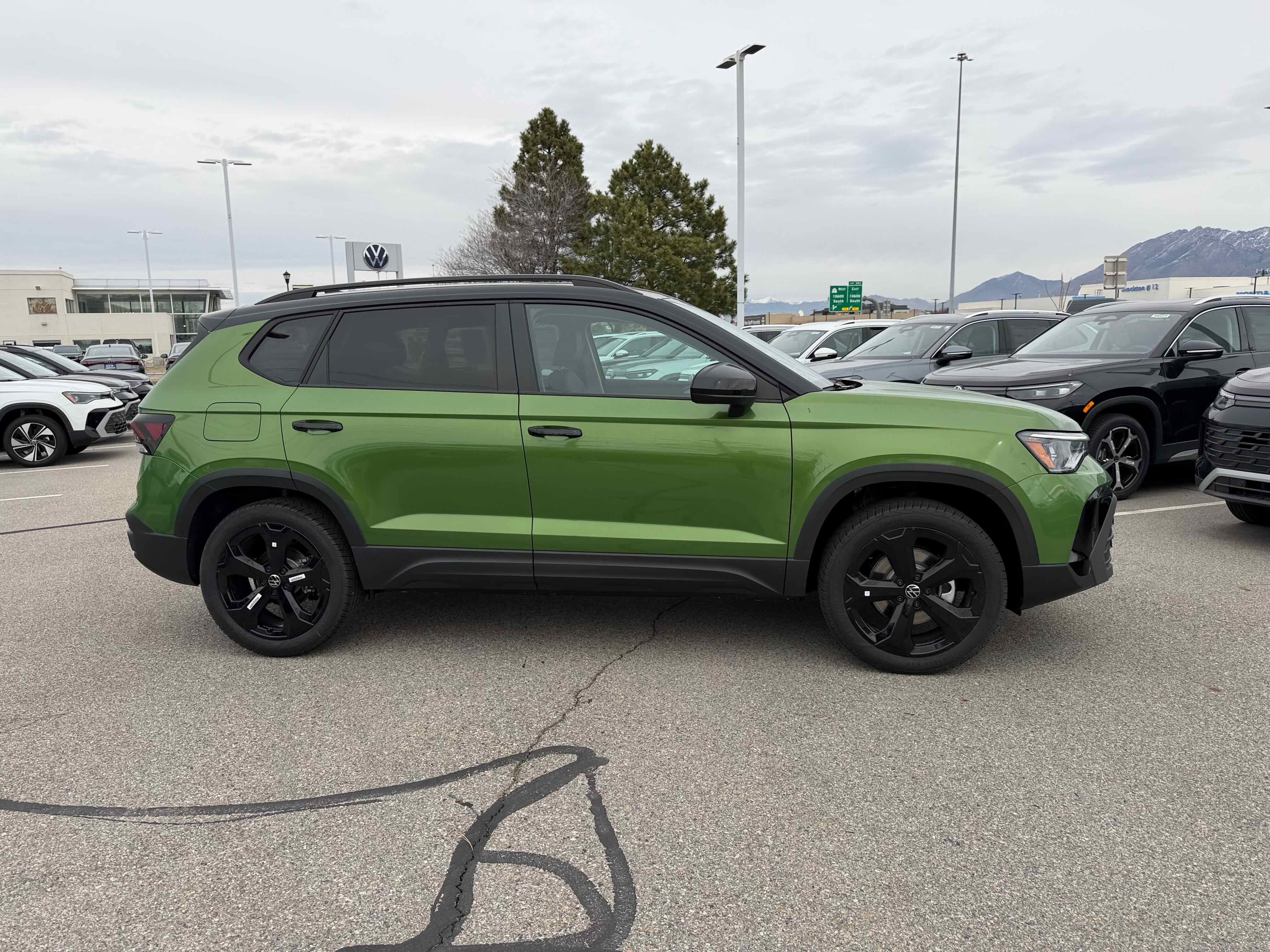 2026 Volkswagen Taos SE Black