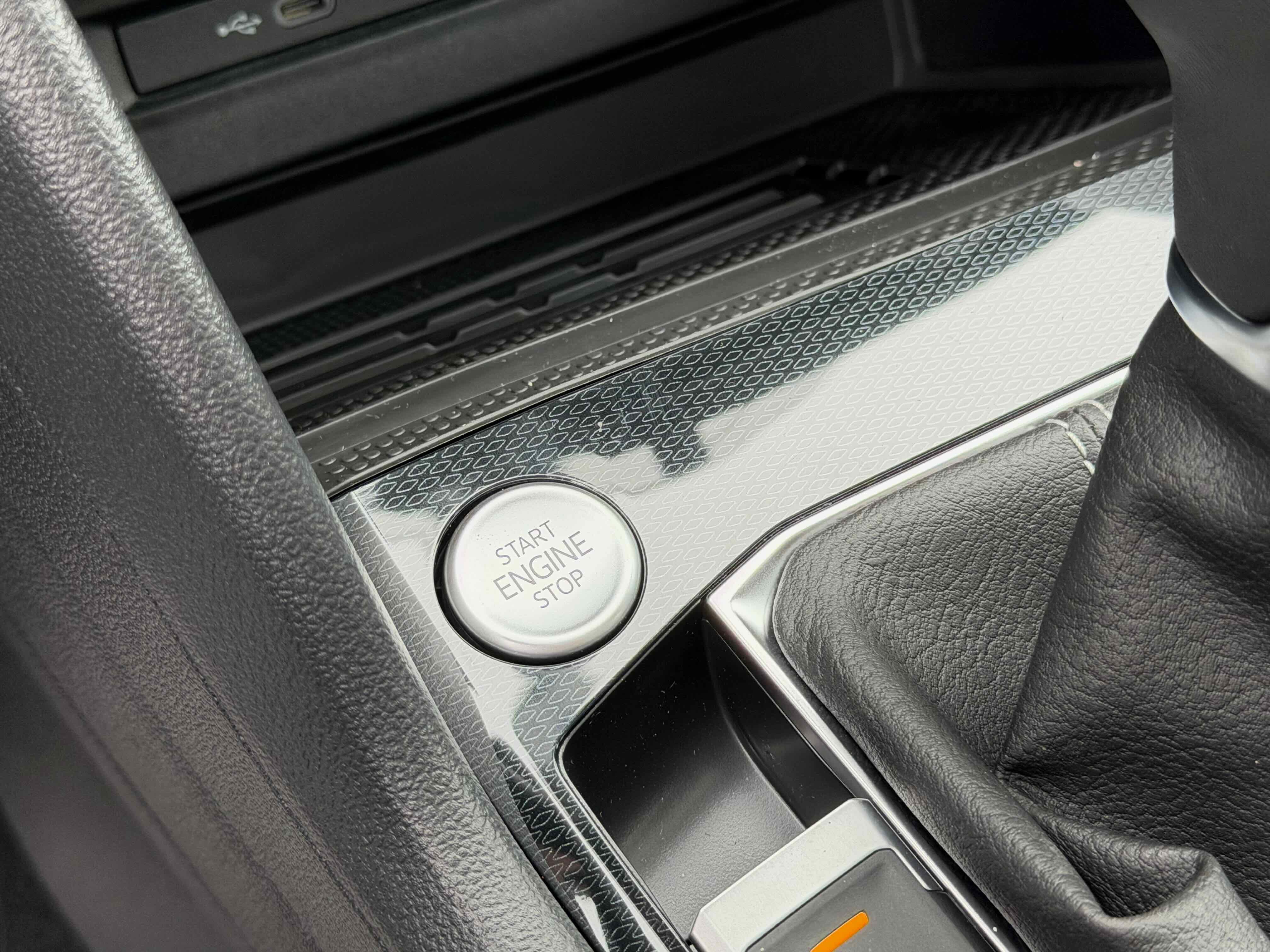 2026 Volkswagen Taos SE Black