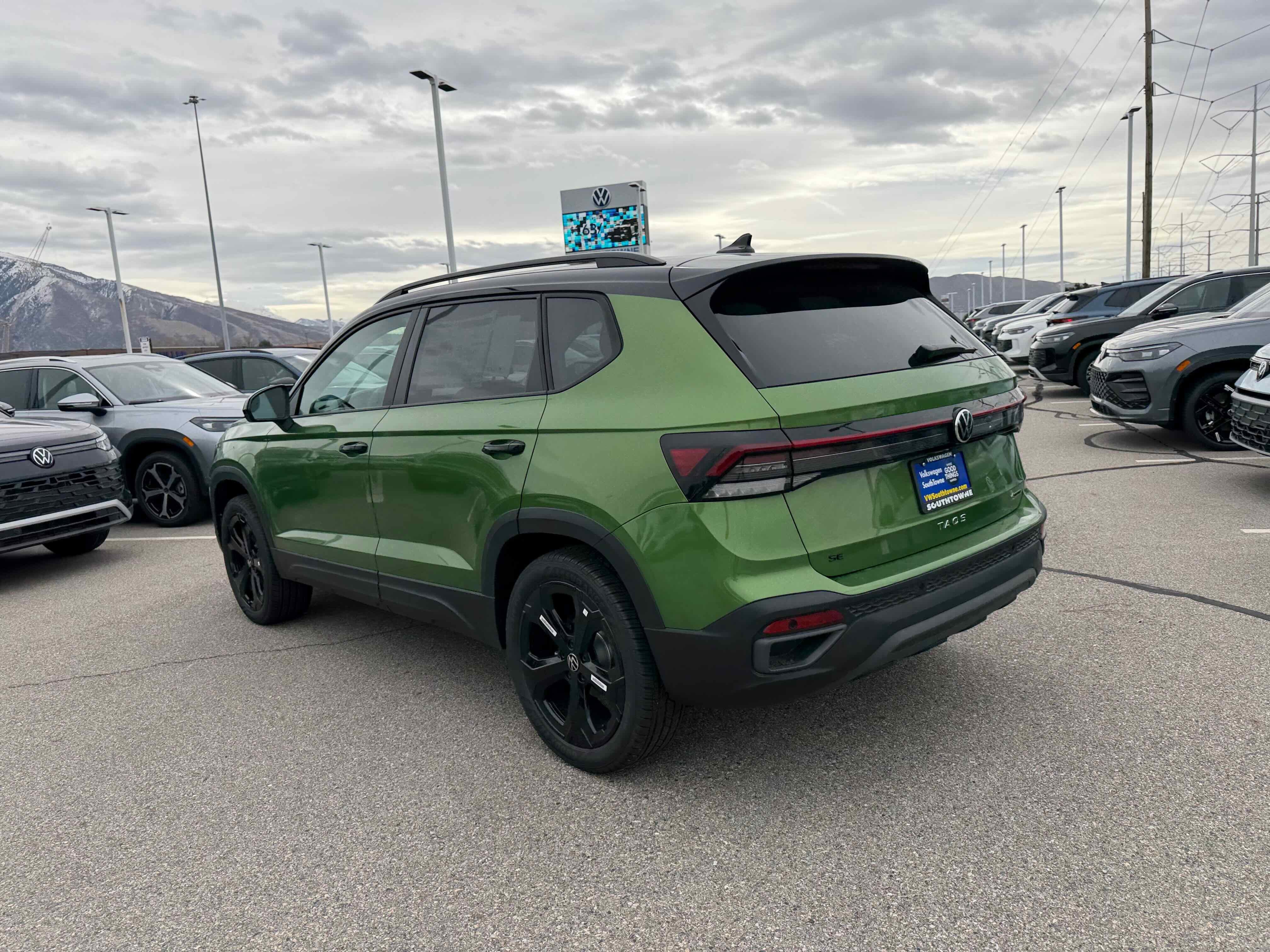 2026 Volkswagen Taos SE Black