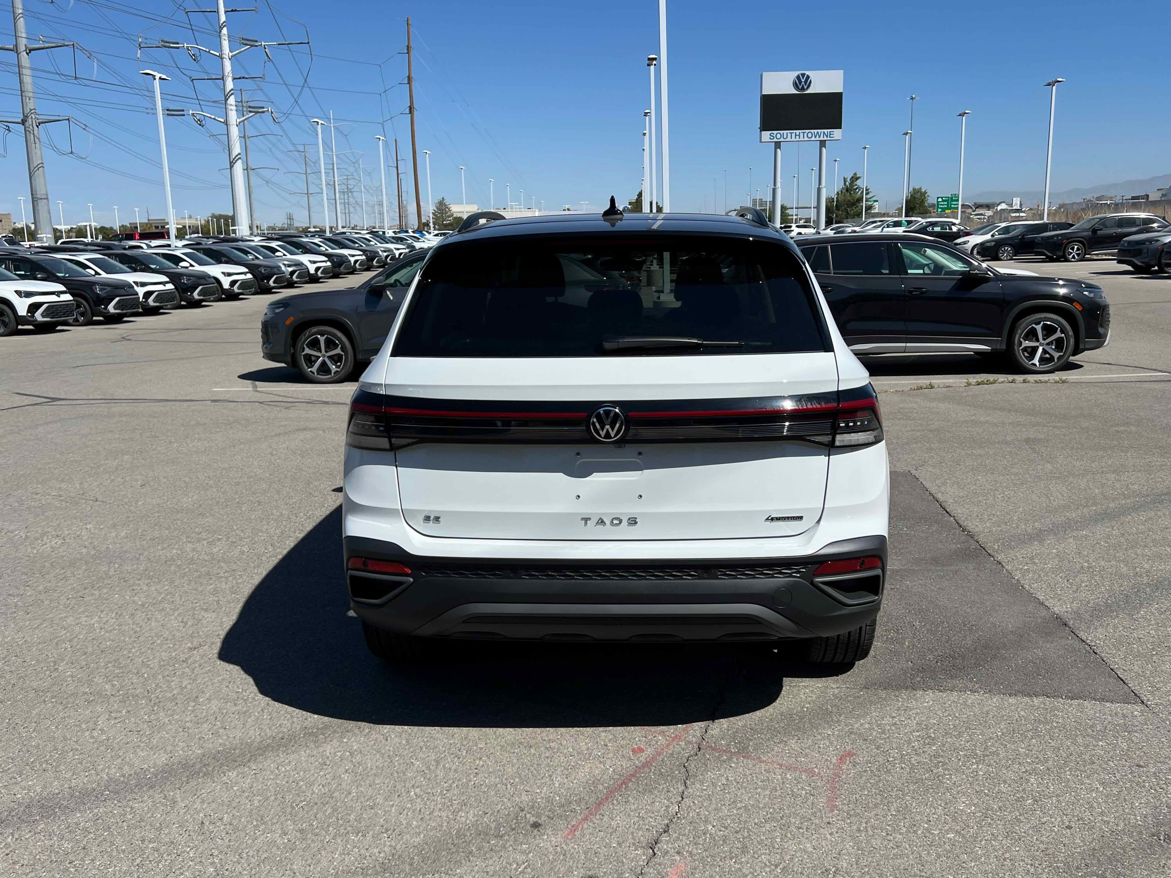 2025 Volkswagen Taos SE Black