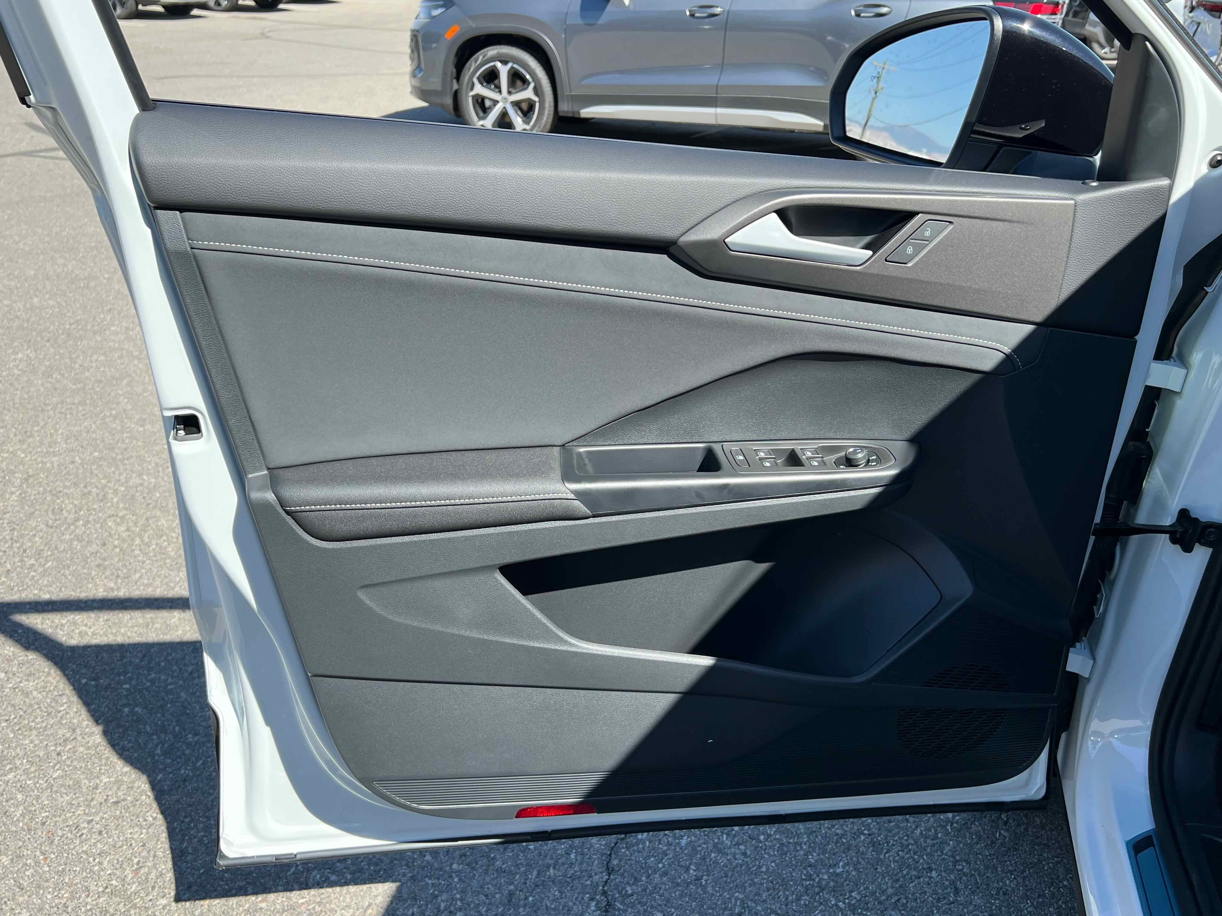 2025 Volkswagen Taos SE Black