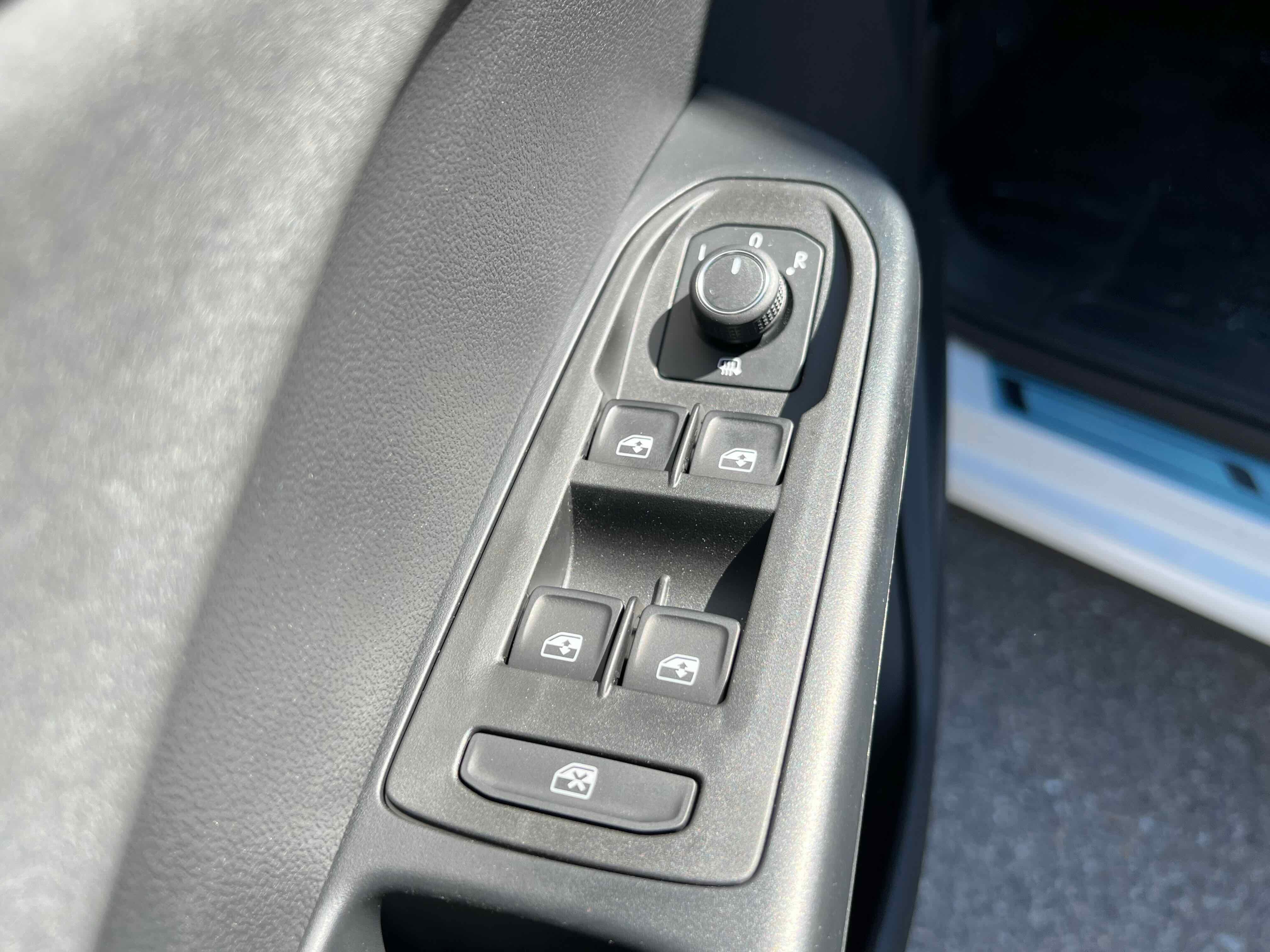 2025 Volkswagen Taos SE Black