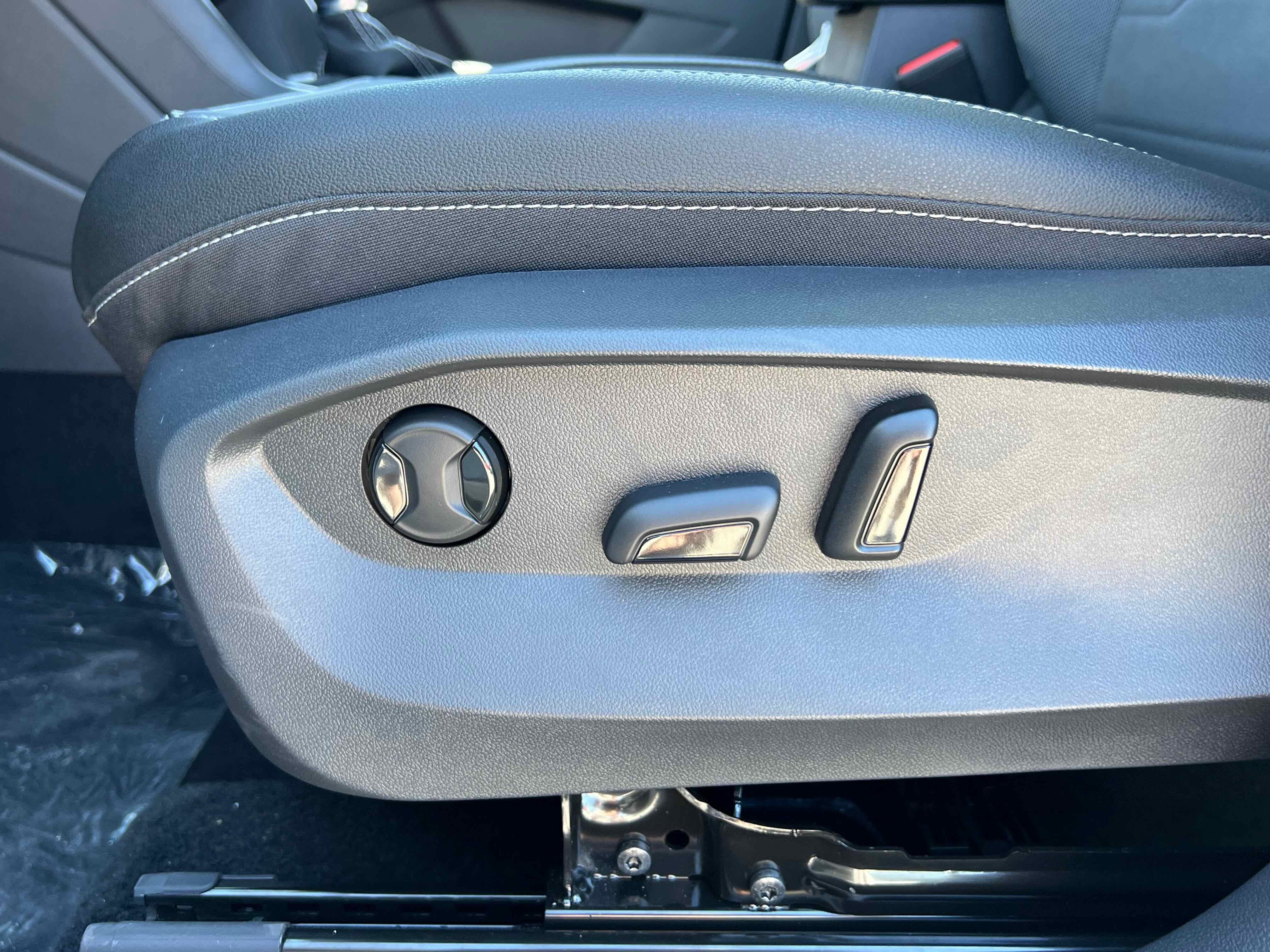 2025 Volkswagen Taos SE Black