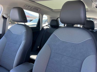 2025 Volkswagen Taos SE Black