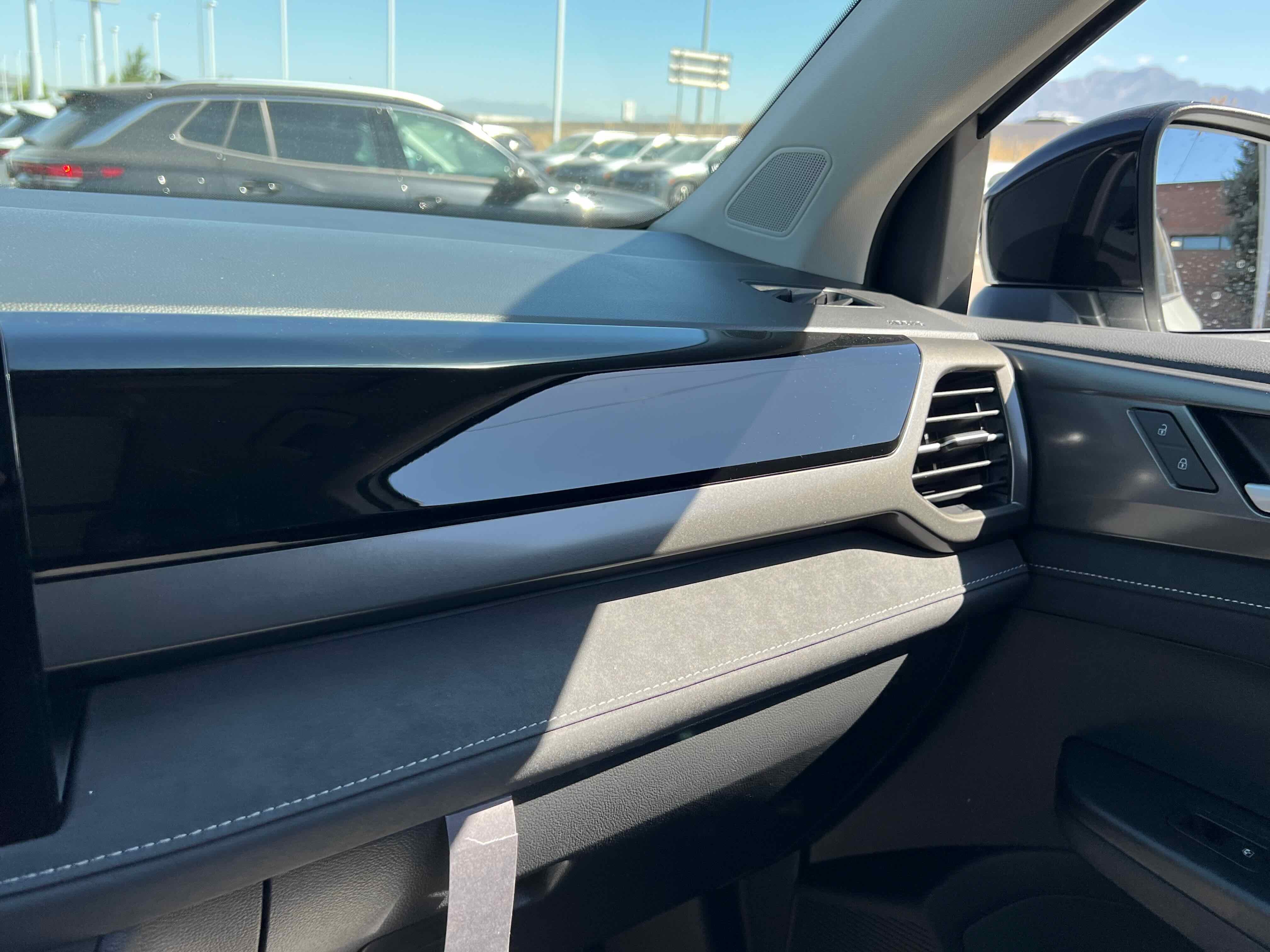 2025 Volkswagen Taos SE Black