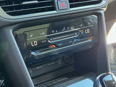 2025 Volkswagen Taos SE Black