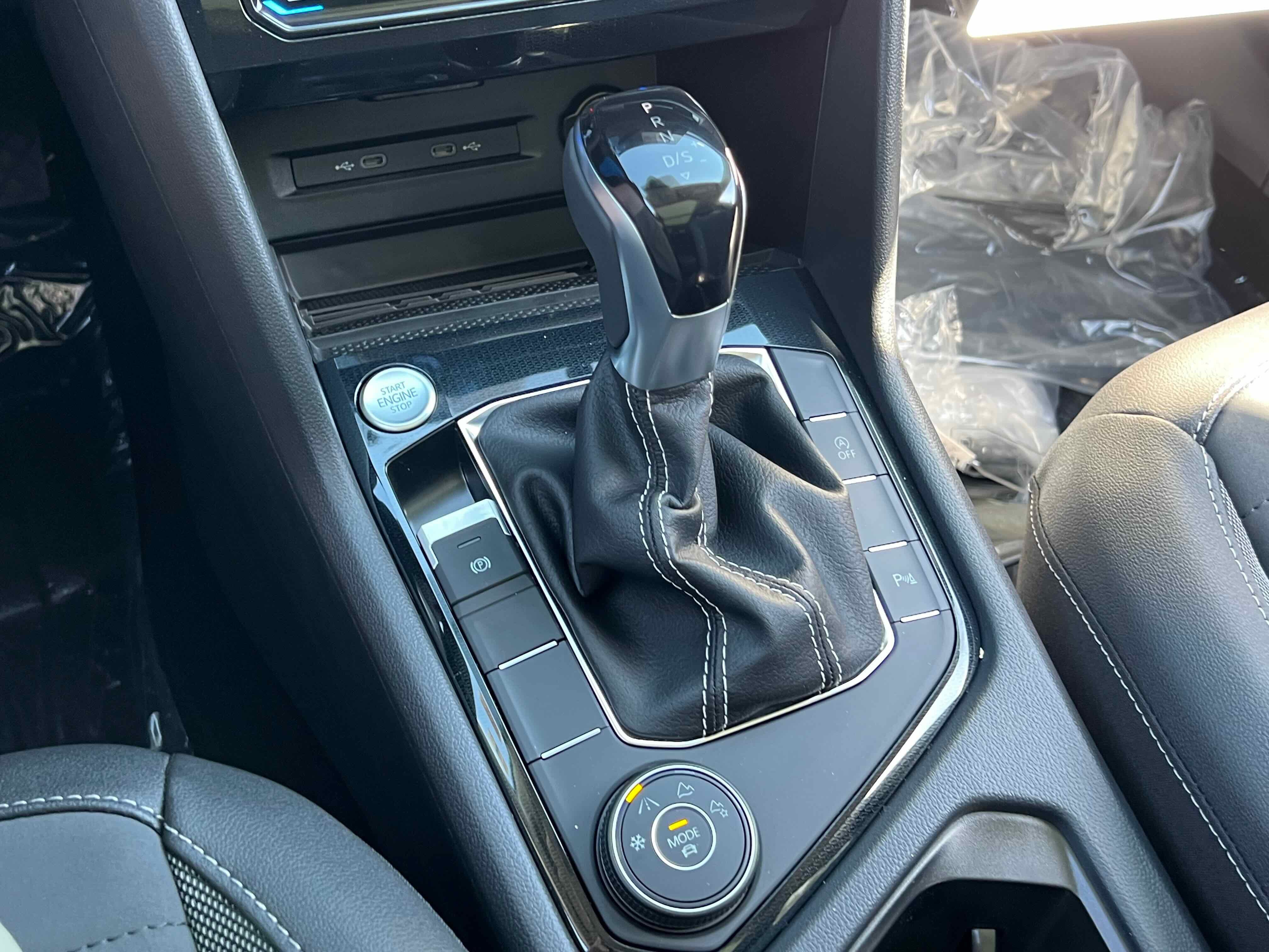 2025 Volkswagen Taos SE Black