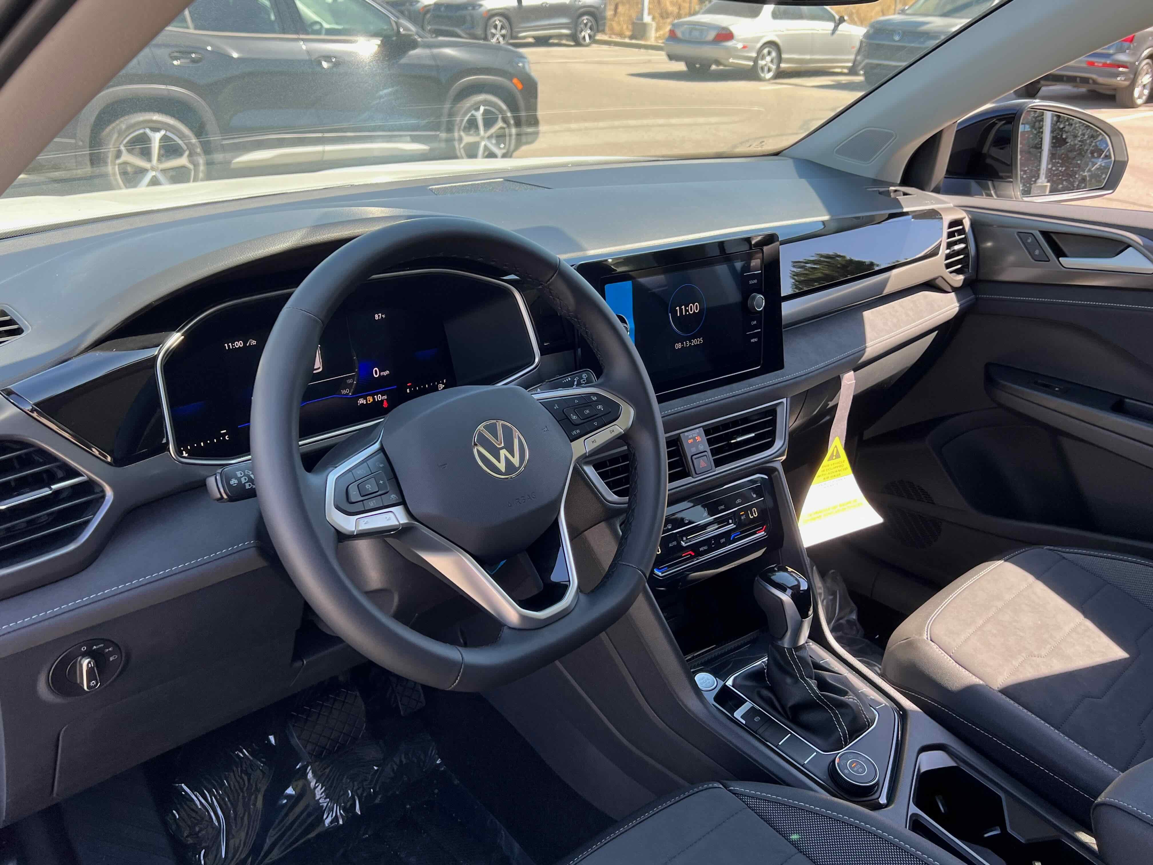 2025 Volkswagen Taos SE Black