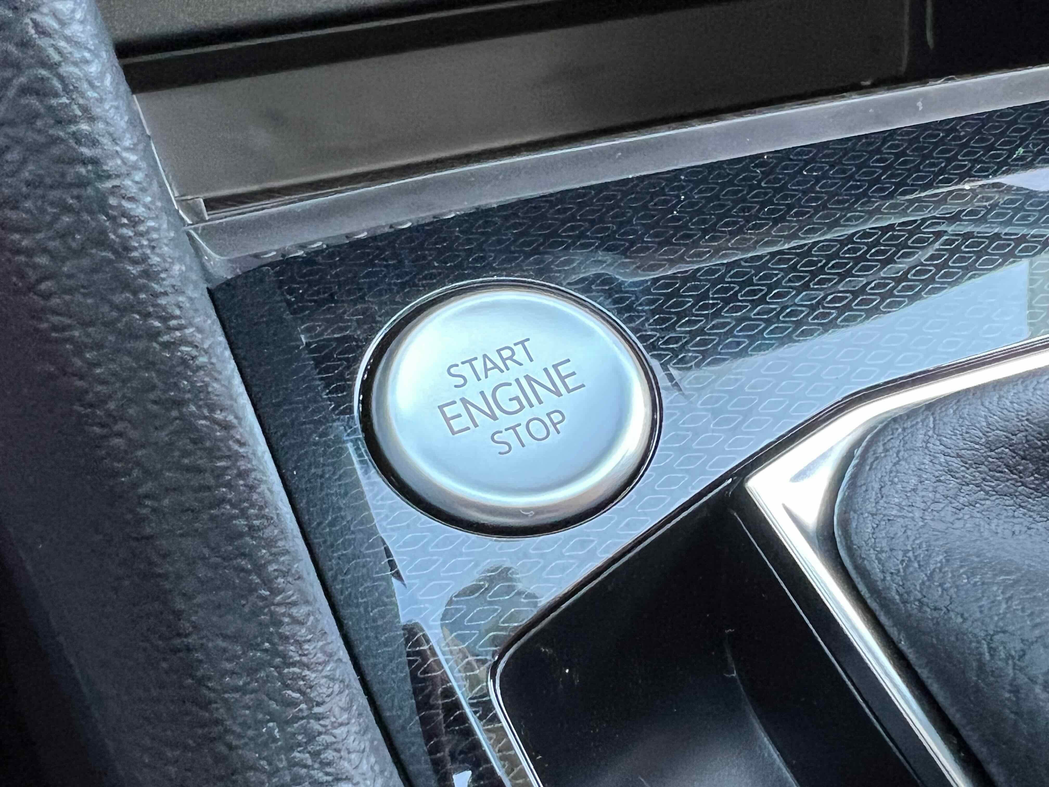 2025 Volkswagen Taos SE Black