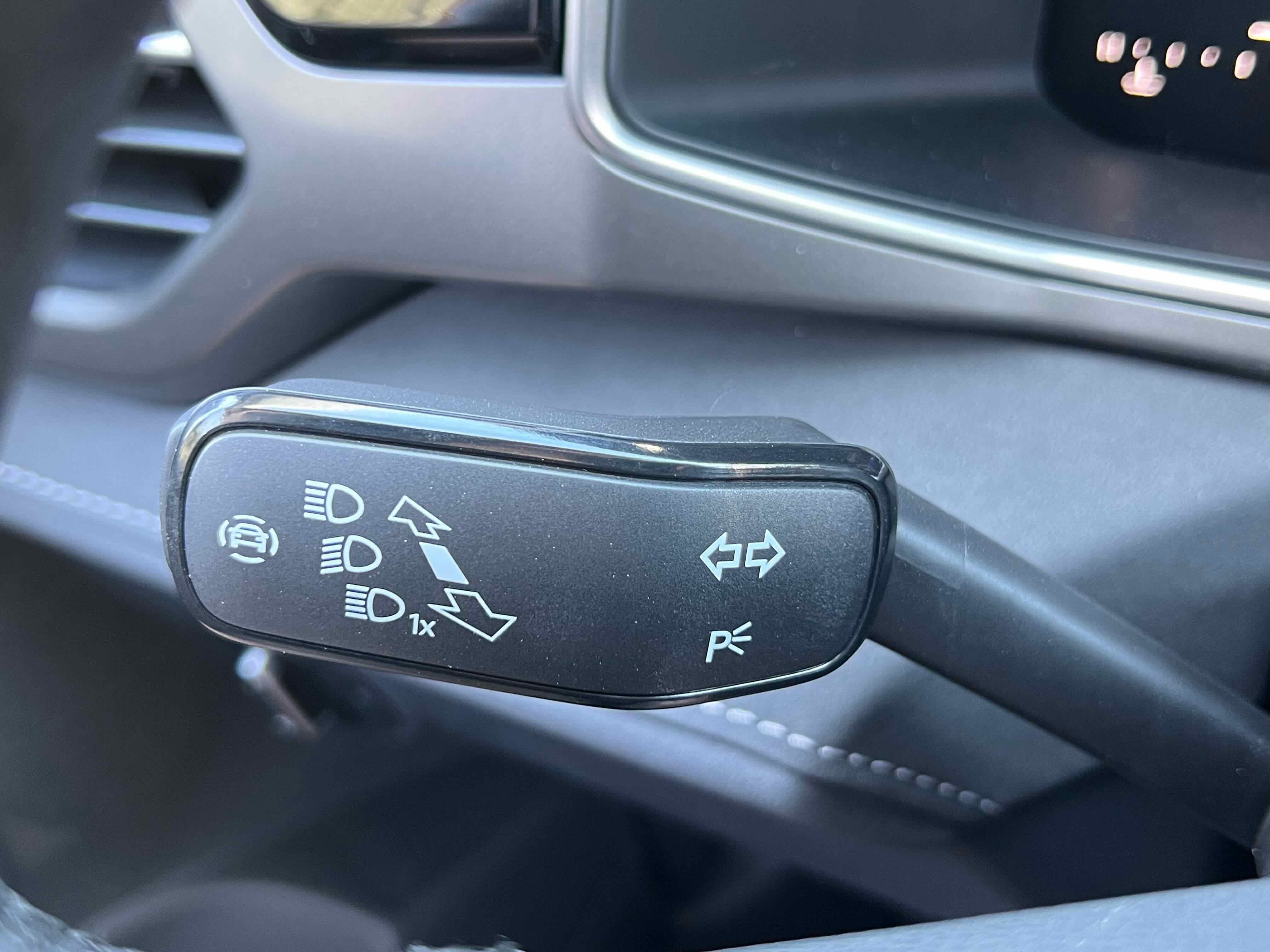 2025 Volkswagen Taos SE Black