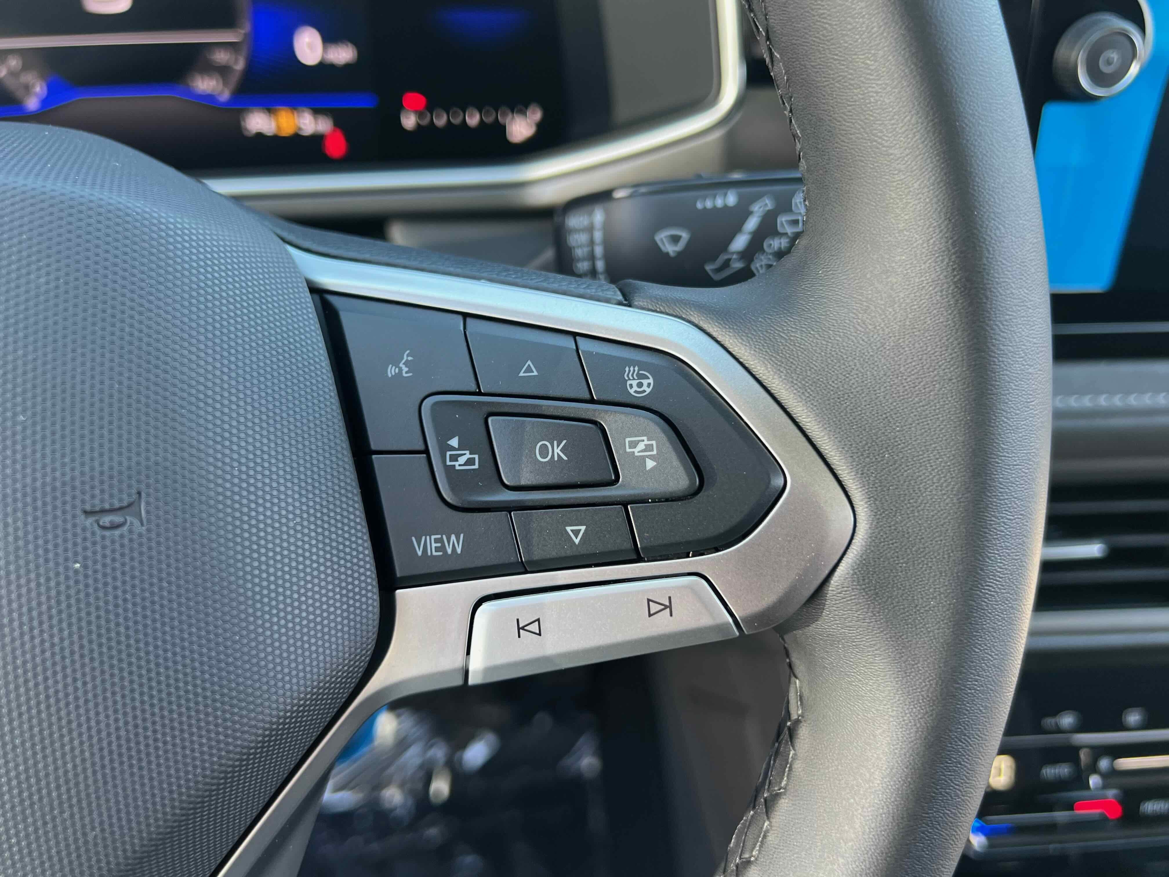 2025 Volkswagen Taos SE Black