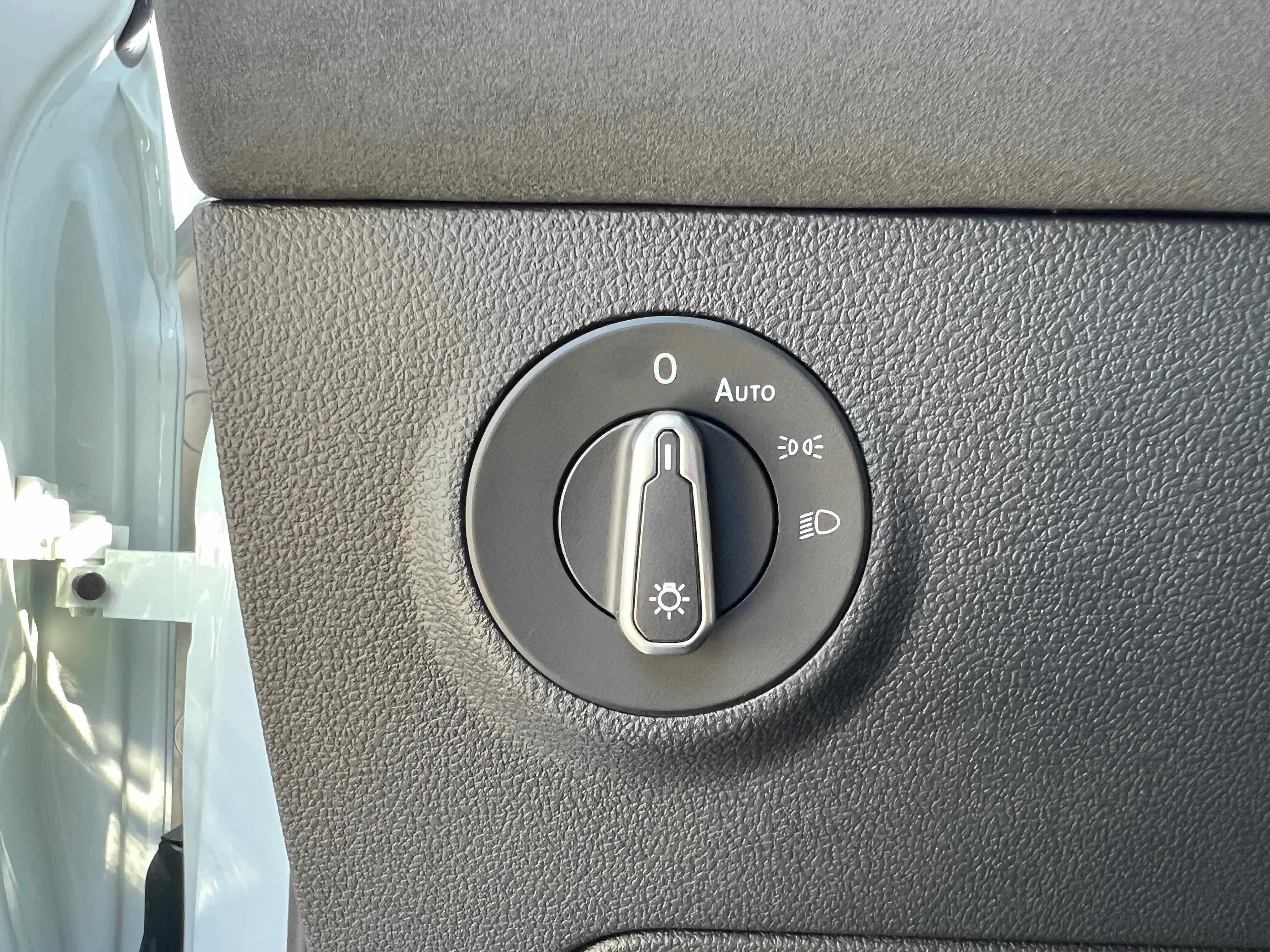 2025 Volkswagen Taos SE Black