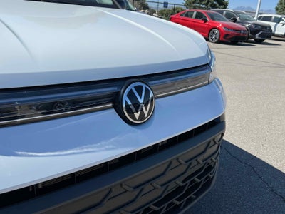 2025 Volkswagen Taos SE Black