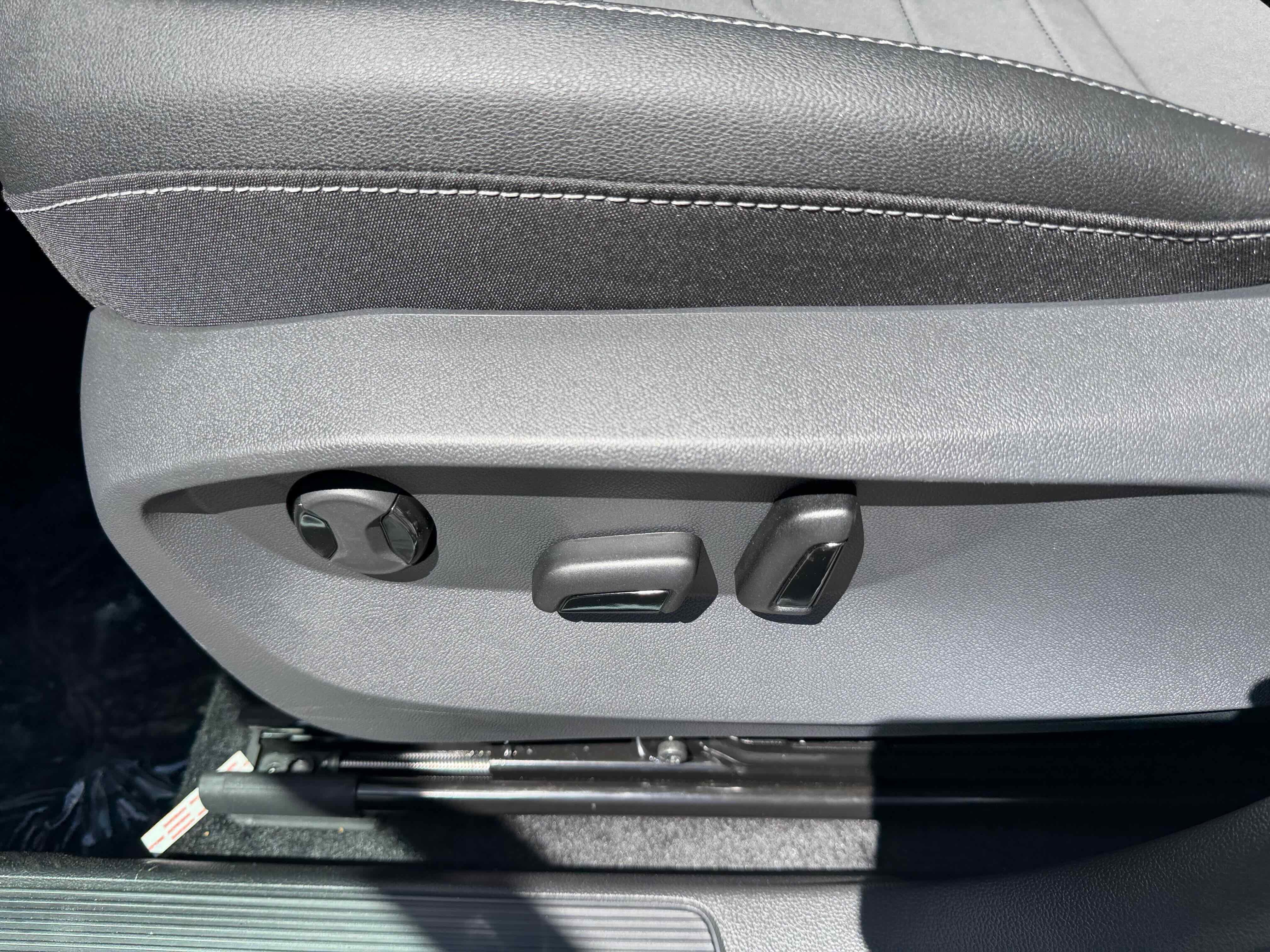 2026 Volkswagen Taos SE Black