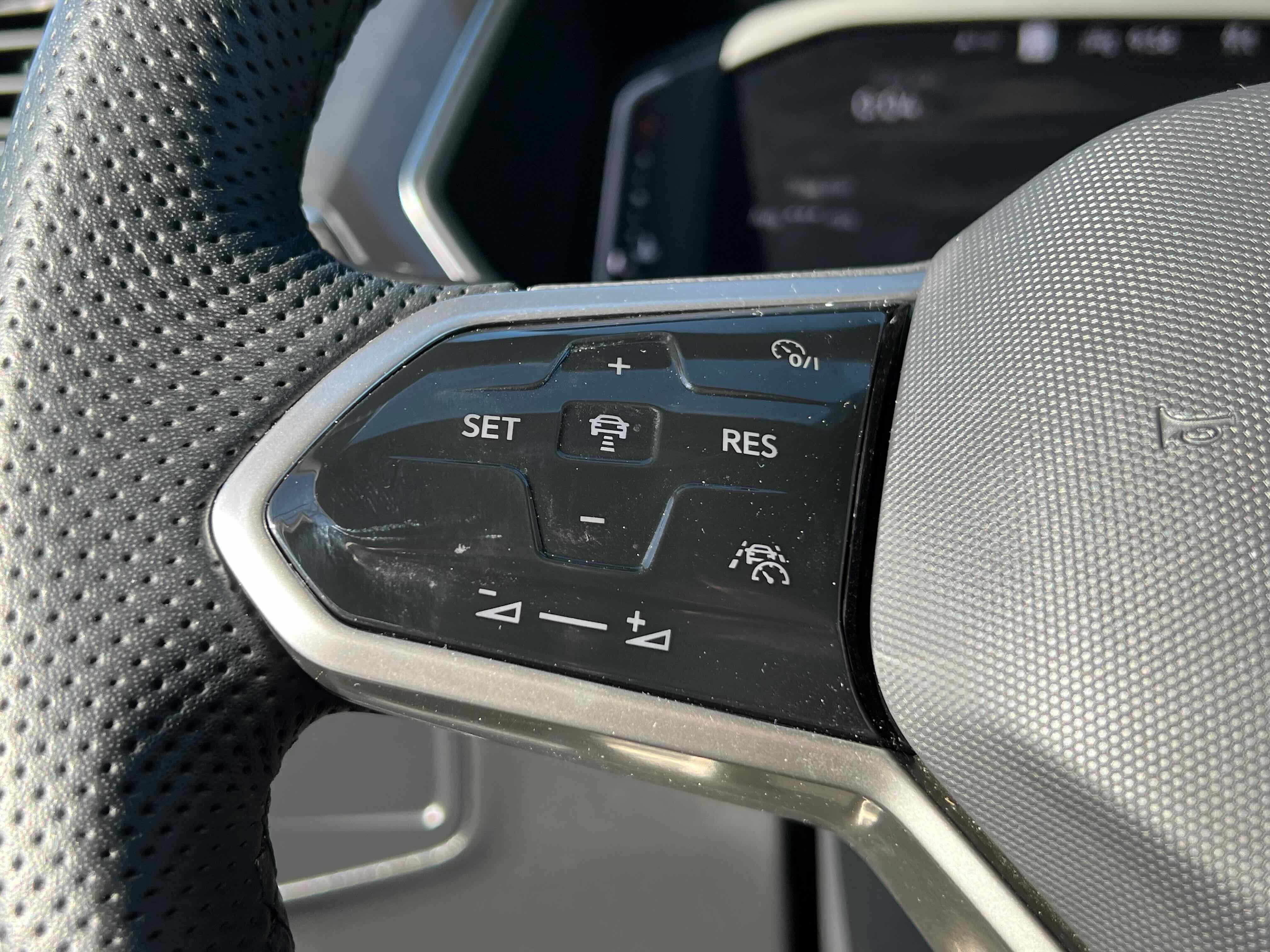 2022 Volkswagen Tiguan SEL R-Line