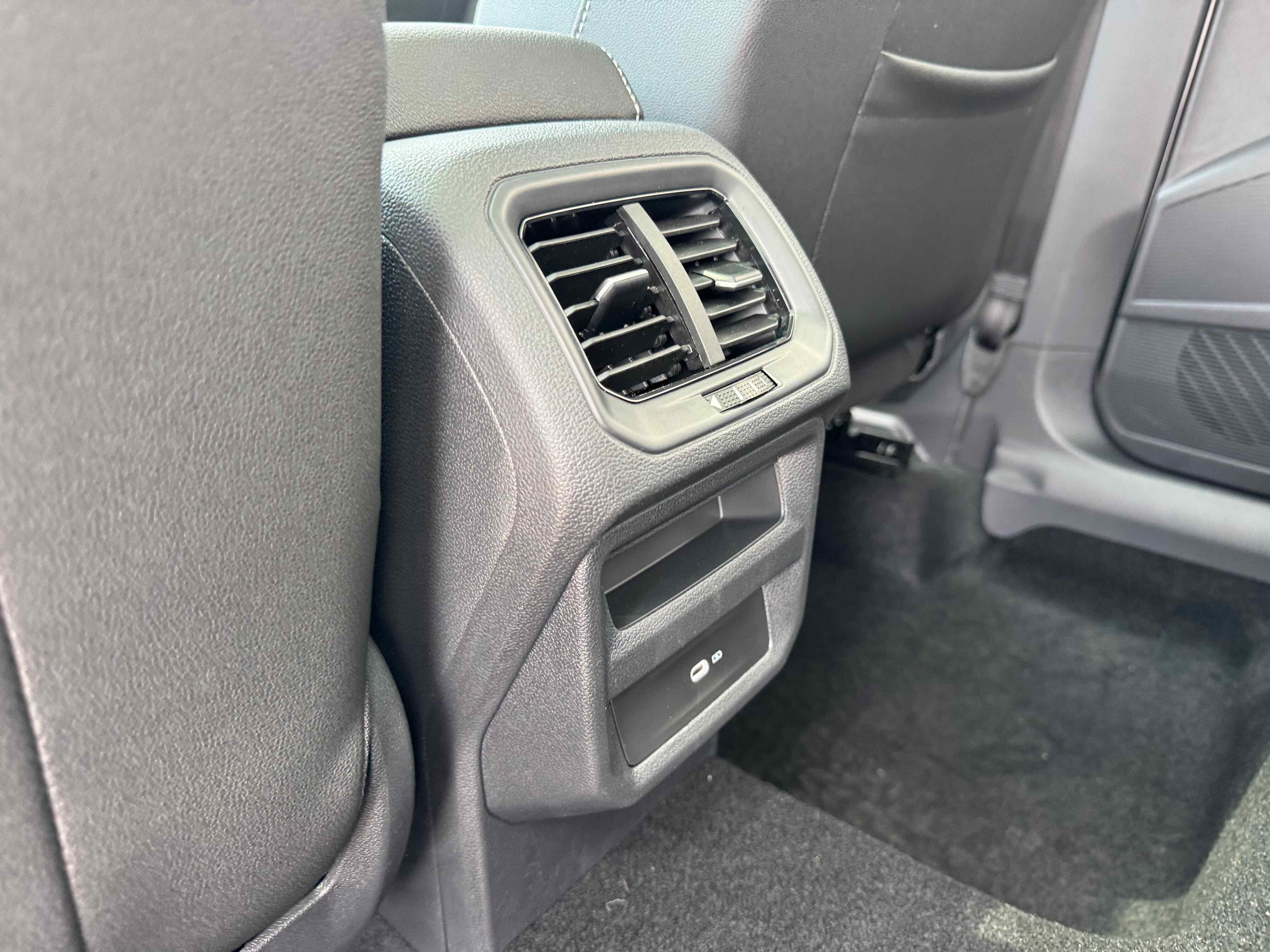 2025 Volkswagen Taos SEL