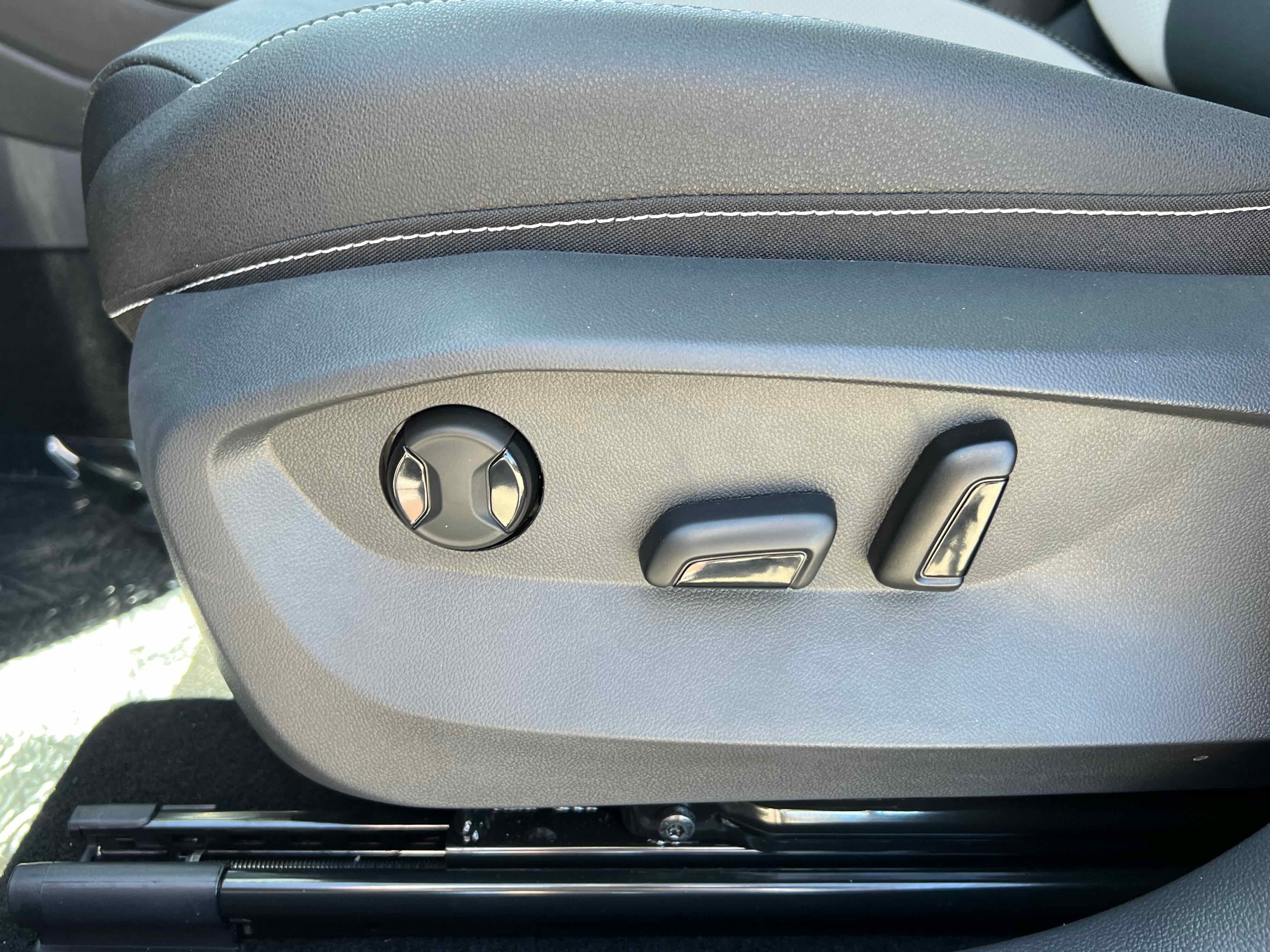 2025 Volkswagen Taos SEL