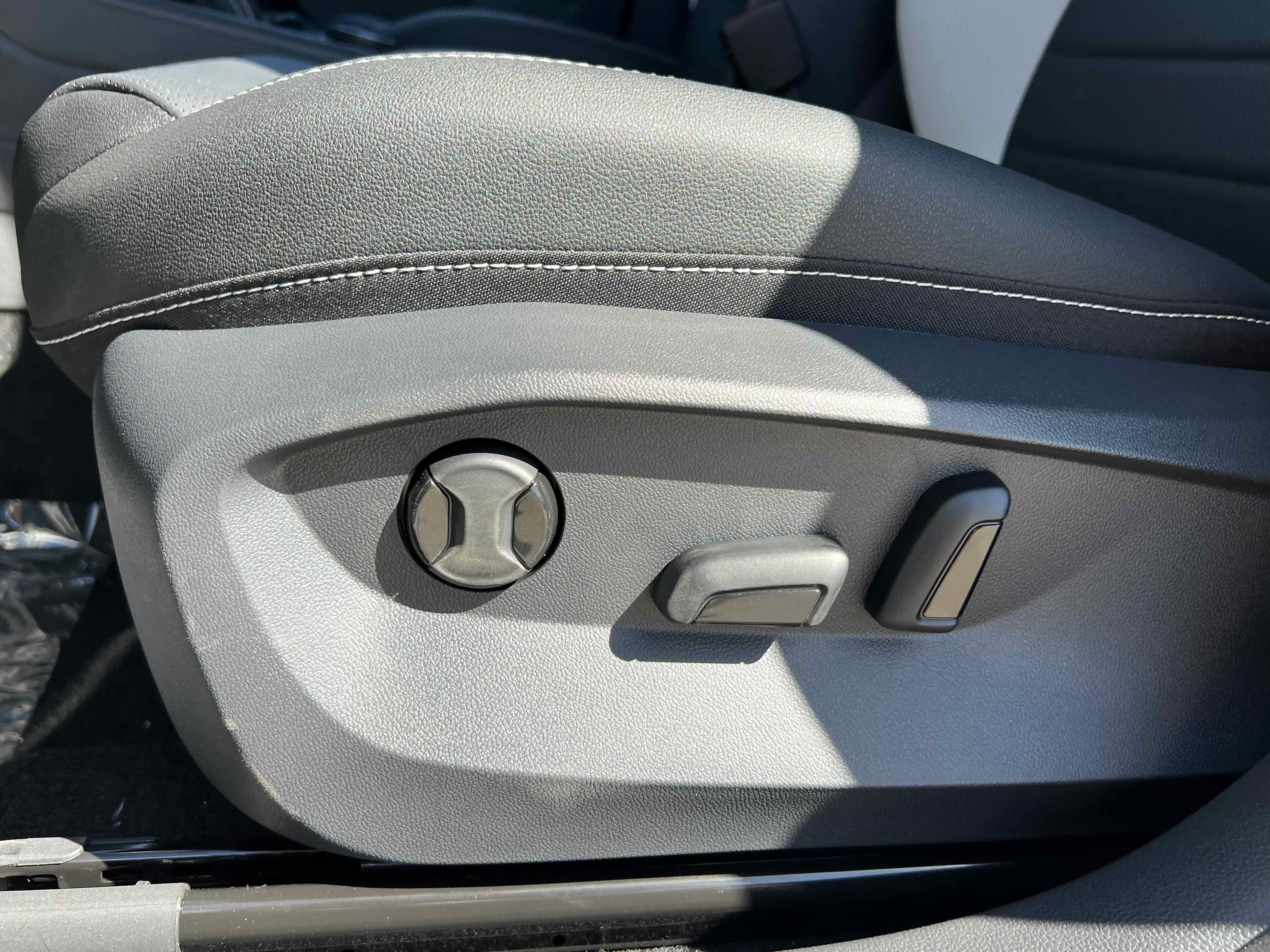 2025 Volkswagen Taos SEL