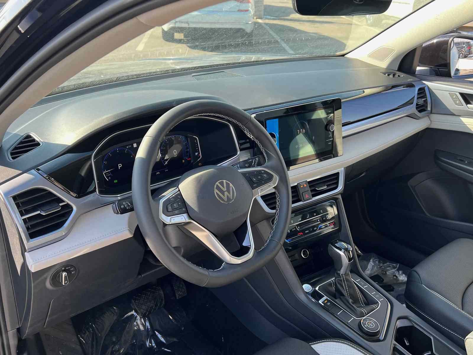 2025 Volkswagen Taos SEL