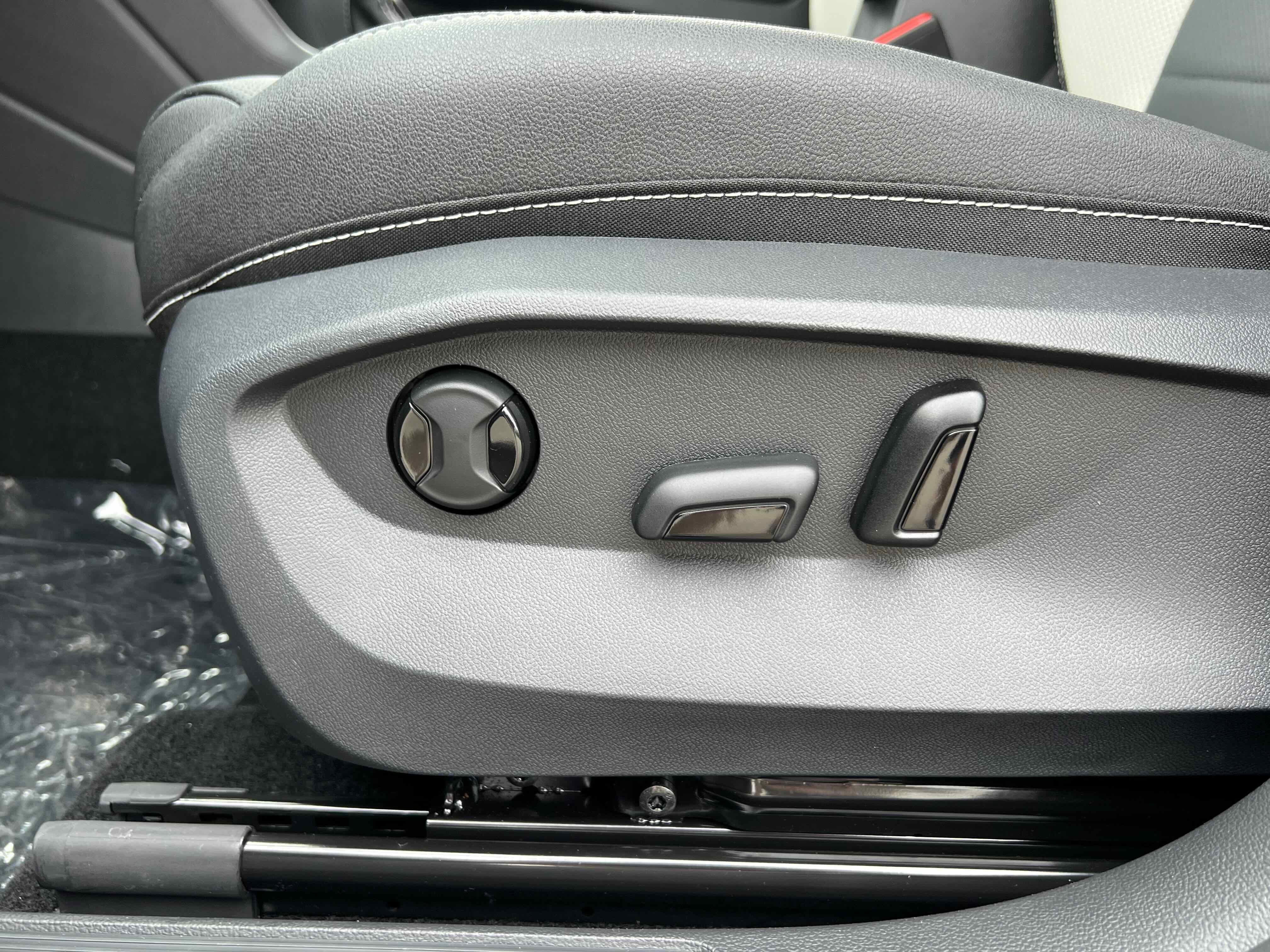 2025 Volkswagen Taos SEL